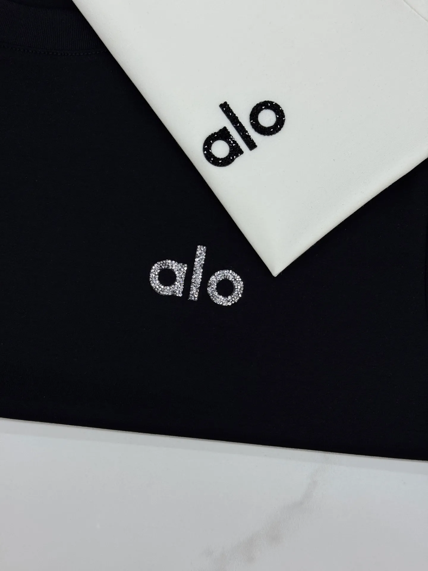 190 ⚜️alo New Arrival mercerized cotton T-shirt, made of high-quality 190g mercerized cotton, soft, smooth and breathable, super comfortable to wear in summer! Simple round neck + "alo" logo on the chest, low-key and recognizable. Slim fit, suitable for wearing alone or layered, creating a casual style easily. The alo brand focuses on comfort and fashion. It can be easily used in daily life, sports and vacations. It is a must-have item in Versatile wardrobe! All three standards! Color: Black.White.Sizes: M-3XL slim fit ❗️ (S and 4XL can be customized) 175/145 pounds recommended XL