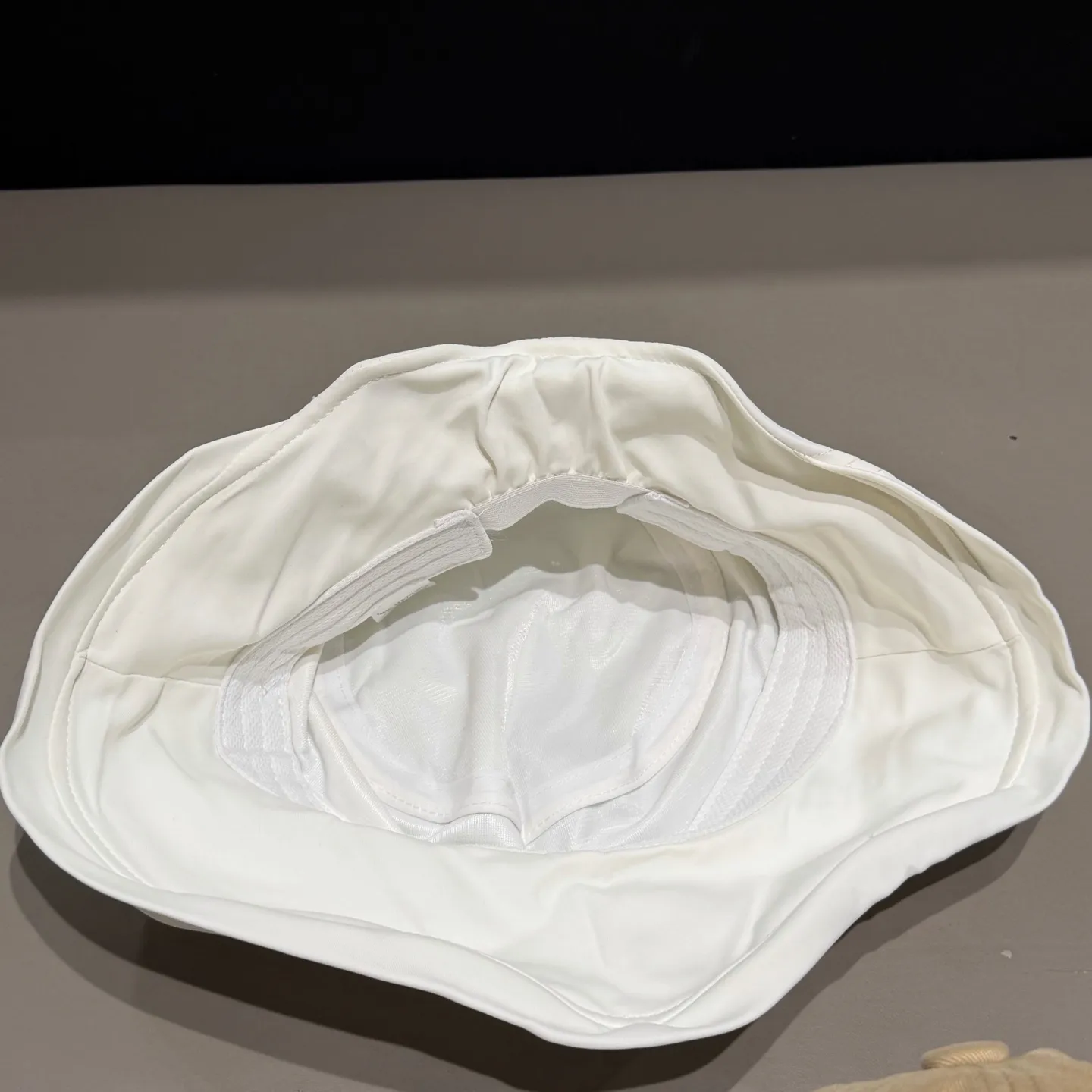 Alo Yoga quick-drying sun protection bucket hat is made of light and quick-drying stretch fabric (similar to sportswear material). It is water-repellent, anti-ultraviolet (UV protection) and breathable perspiration. It is the first choice for outdoor sports such as running and hiking.
