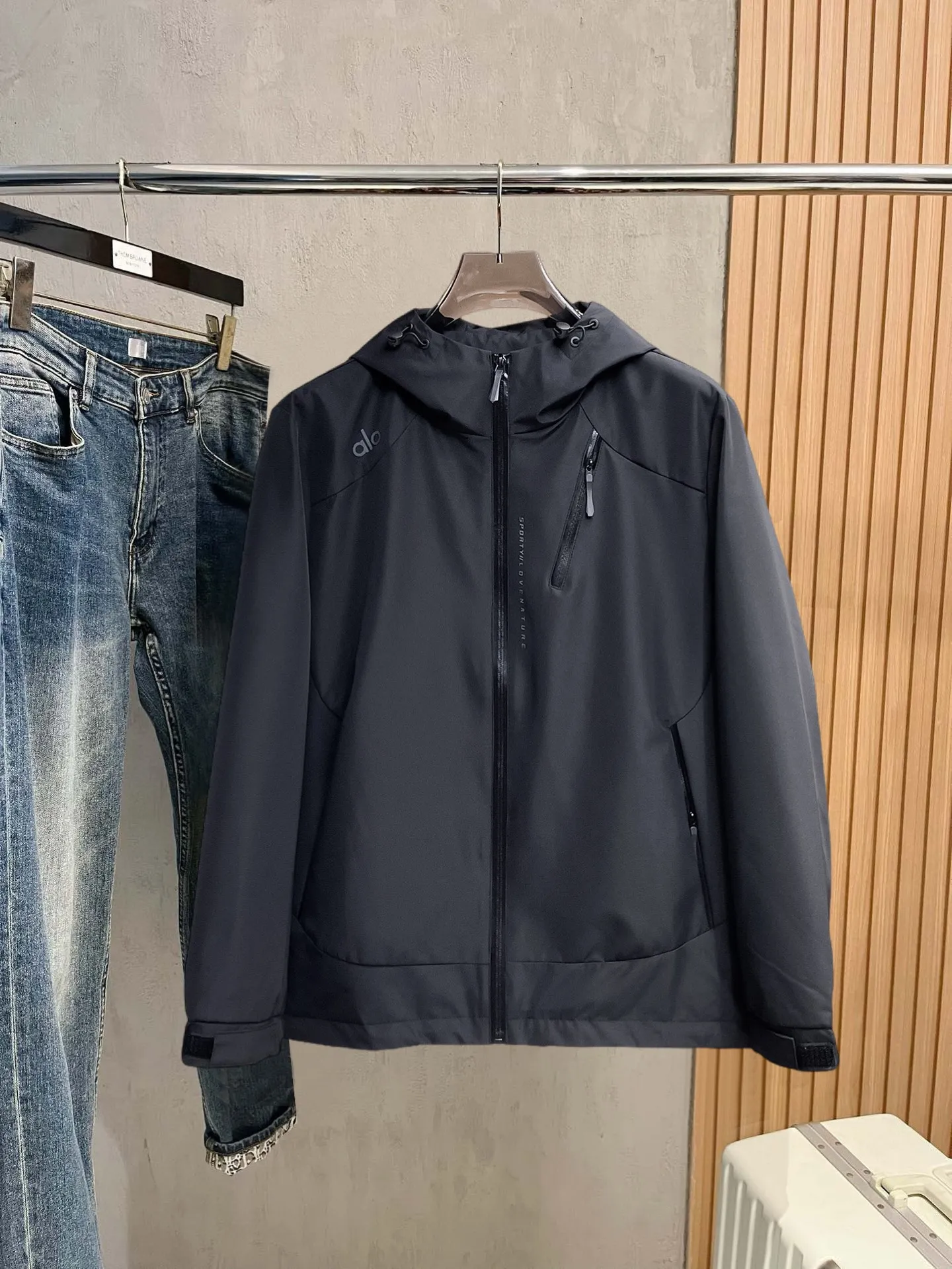 alo official website Same Style, complete with three labels, on sale in advance. 2026 Autumn and Winter New Arrival men's jacket, reversible Original with complete three labels. Premium version. Customized fabrics at the counter. Breathable, high comfort, impeccable details, brand element design concept, reflecting high quality. It feels delicate and soft, presents a casual cut, and has a great upper body shape. Sizes: M～3XL,
