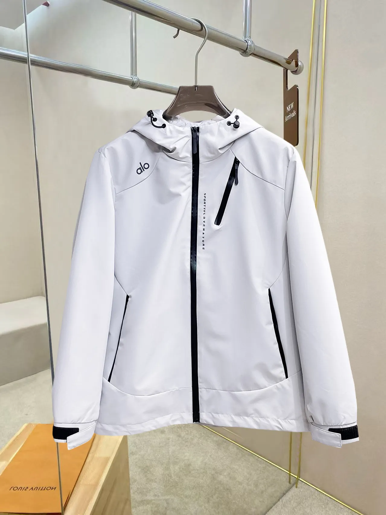 alo official website Same Style, complete with three labels, on sale in advance. 2026 Autumn and Winter New Arrival men's jacket, reversible Original with complete three labels. Premium version. Customized fabrics at the counter. Breathable, high comfort, impeccable details, brand element design concept, reflecting high quality. It feels delicate and soft, presents a casual cut, and has a great upper body shape. Sizes: M～3XL,