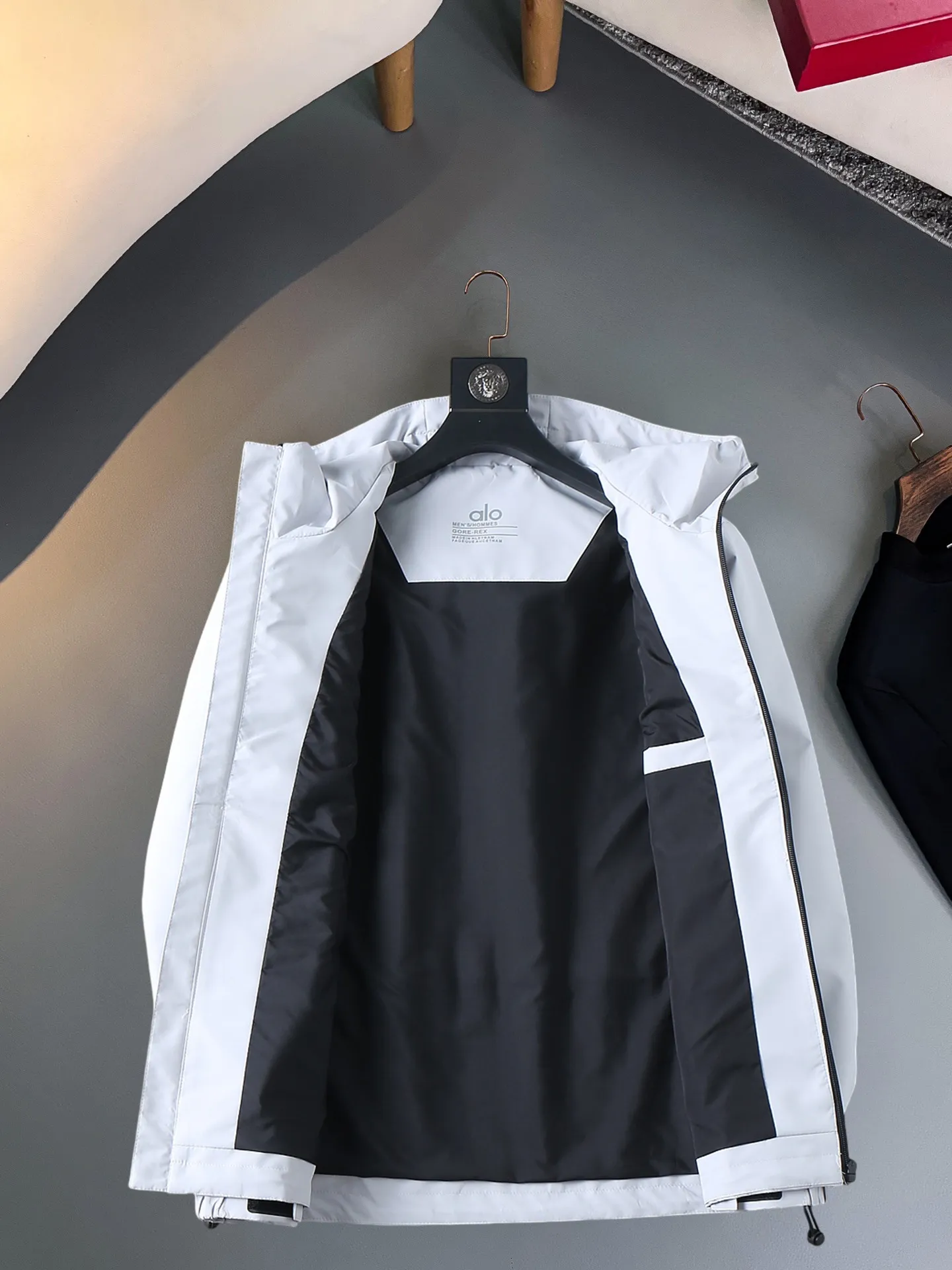 alo official website Same Style, complete with three labels, on sale in advance. 2026 Autumn and Winter New Arrival men's jacket, with Original three labels, Premium version. Customized fabrics at the counter. Breathable, high comfort, impeccable details, brand element design concept, reflecting high quality. It feels delicate and soft, presents a casual cut, and has a great upper body shape. Sizes: M～3XL