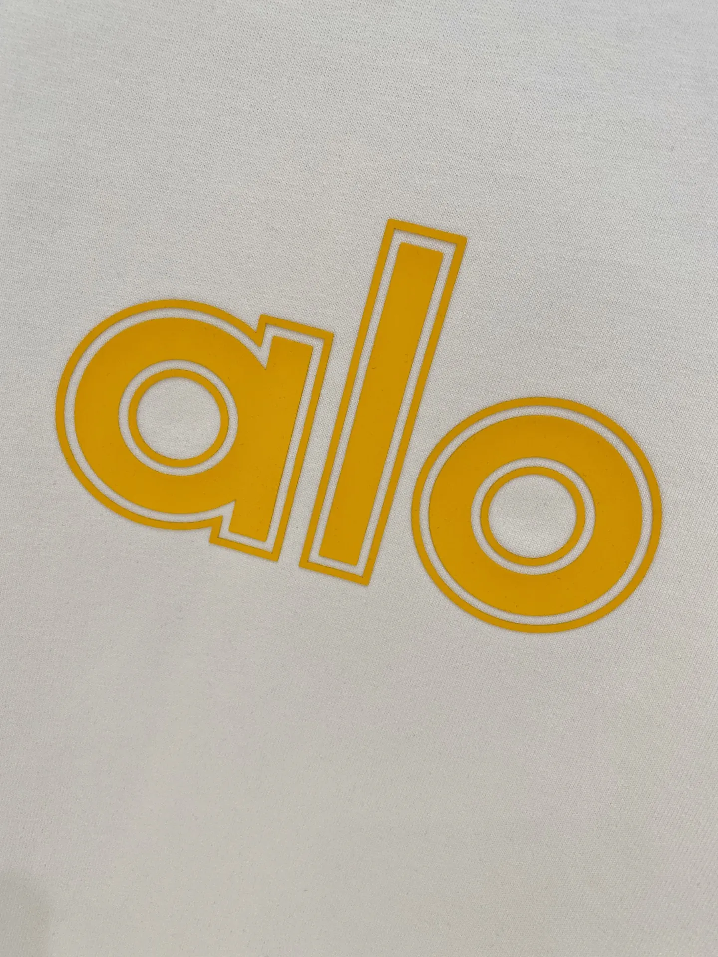 ALO 2026 Spring/Summer New Arrival Short Sleeve Available in three colors: white/red/black, the bright yellow “alo” logo is eye-catching, comfortable Versatile, unlocking the relaxed and fashionable sense of sports and daily life Sizes: M-3XL