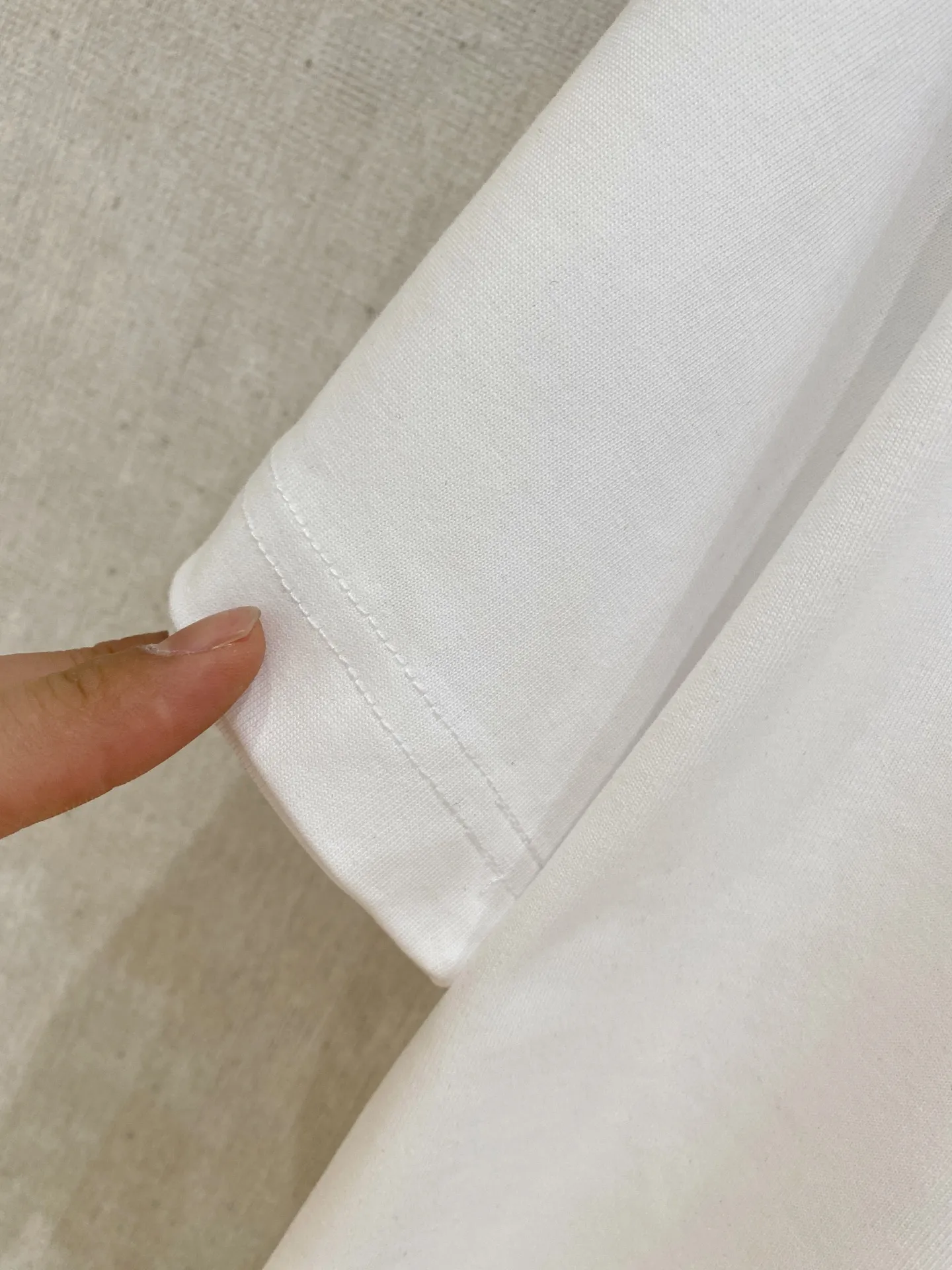 ALO 2026 Spring/Summer New Arrival Short Sleeve Available in three colors: white/red/black, the bright yellow “alo” logo is eye-catching, comfortable Versatile, unlocking the relaxed and fashionable sense of sports and daily life Sizes: M-3XL