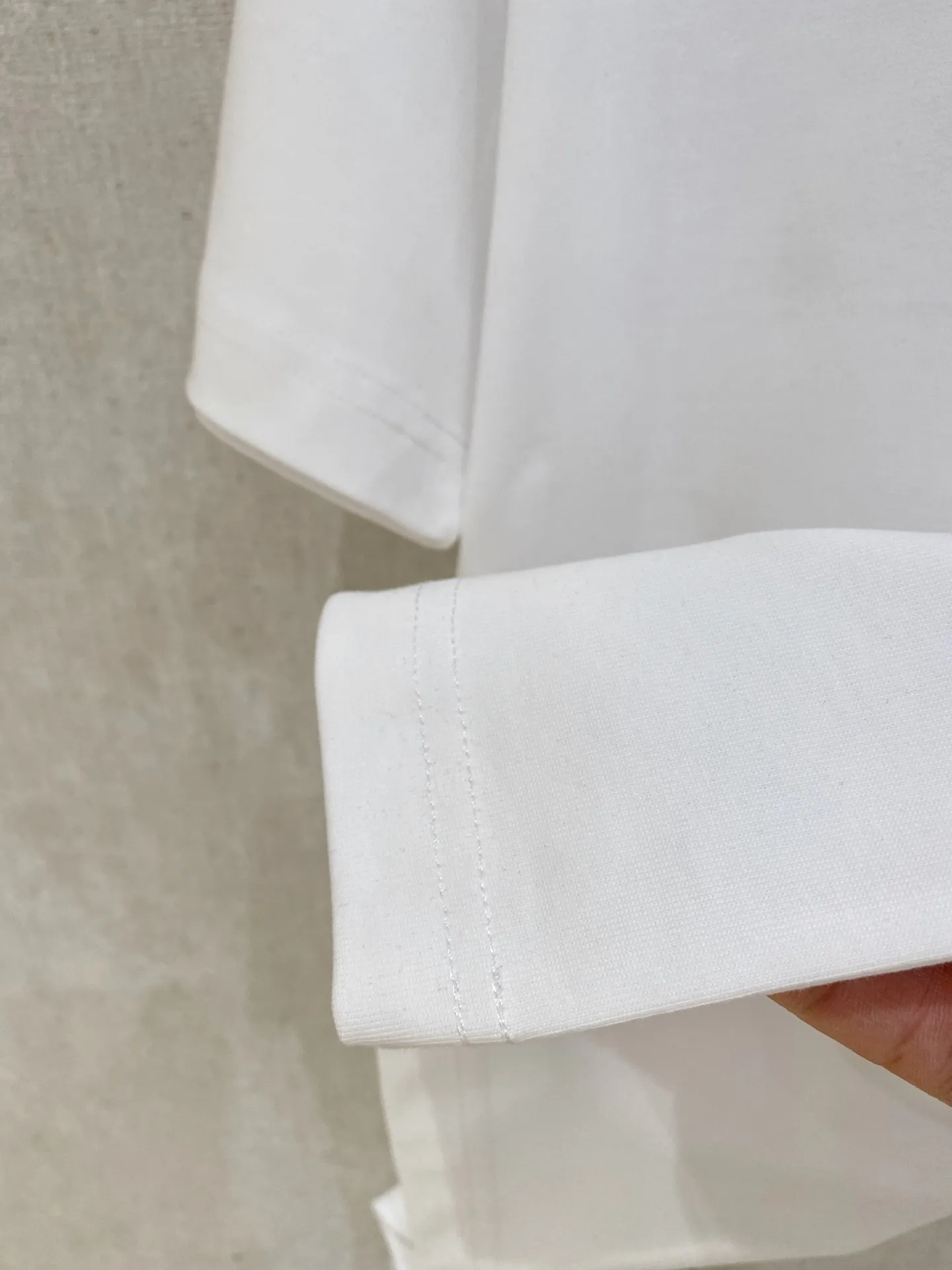 ALO 2026 Spring/Summer New Arrival Short Sleeve Available in three colors: white/red/black, the bright yellow “alo” logo is eye-catching, comfortable Versatile, unlocking the relaxed and fashionable sense of sports and daily life Sizes: M-3XL