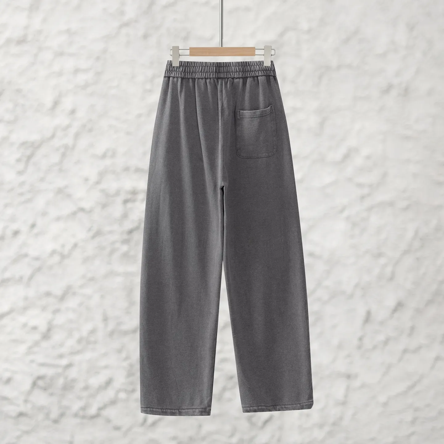 The official website synchronizes the loose wide-leg casual trousers with the ALO logo. They are made of high-terry fabrics imported from Italy. They are washed and fried with salt. The surface shows a delicate texture. It has a G-like touch, is gentle and skin-friendly, and has both a stiff and drapey feel and breathable comfort. Every inch of fabric carries the ALO logo's ultimate pursuit of top-quality materials, showing light and luxurious texture in every detail. The upper body is light and burden-free, making it suitable for wearing in many seasons. The elastic waistband and trouser legs are equipped with a drawstring design, allowing you to adjust the tightness freely, making it compatible with different body shapes while reducing the feeling of restraint. S to XXL. 90 to 5 pounds. Same Style for men and women. Worry-free after-sale service.