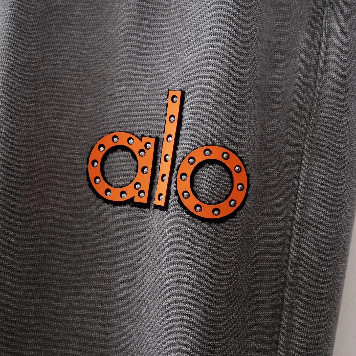 The official website synchronizes the loose wide-leg casual trousers with the ALO logo. They are made of high-terry fabrics imported from Italy. They are washed and fried with salt. The surface shows a delicate texture. It has a G-like touch, is gentle and skin-friendly, and has both a stiff and drapey feel and breathable comfort. Every inch of fabric carries the ALO logo's ultimate pursuit of top-quality materials, showing light and luxurious texture in every detail. The upper body is light and burden-free, making it suitable for wearing in many seasons. The elastic waistband and trouser legs are equipped with a drawstring design, allowing you to adjust the tightness freely, making it compatible with different body shapes while reducing the feeling of restraint. S to XXL. 90 to 5 pounds. Same Style for men and women. Worry-free after-sale service.