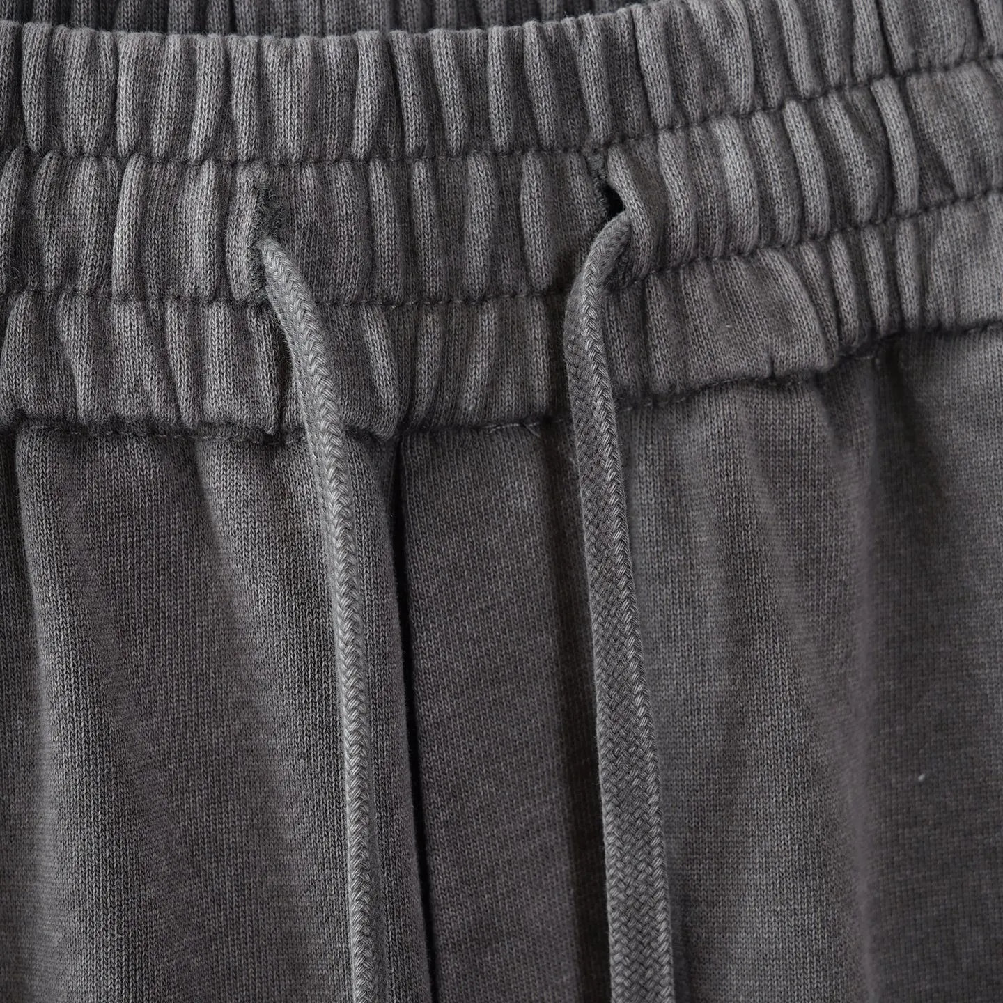 The official website synchronizes the loose wide-leg casual trousers with the ALO logo. They are made of high-terry fabrics imported from Italy. They are washed and fried with salt. The surface shows a delicate texture. It has a G-like touch, is gentle and skin-friendly, and has both a stiff and drapey feel and breathable comfort. Every inch of fabric carries the ALO logo's ultimate pursuit of top-quality materials, showing light and luxurious texture in every detail. The upper body is light and burden-free, making it suitable for wearing in many seasons. The elastic waistband and trouser legs are equipped with a drawstring design, allowing you to adjust the tightness freely, making it compatible with different body shapes while reducing the feeling of restraint. S to XXL. 90 to 5 pounds. Same Style for men and women. Worry-free after-sale service.