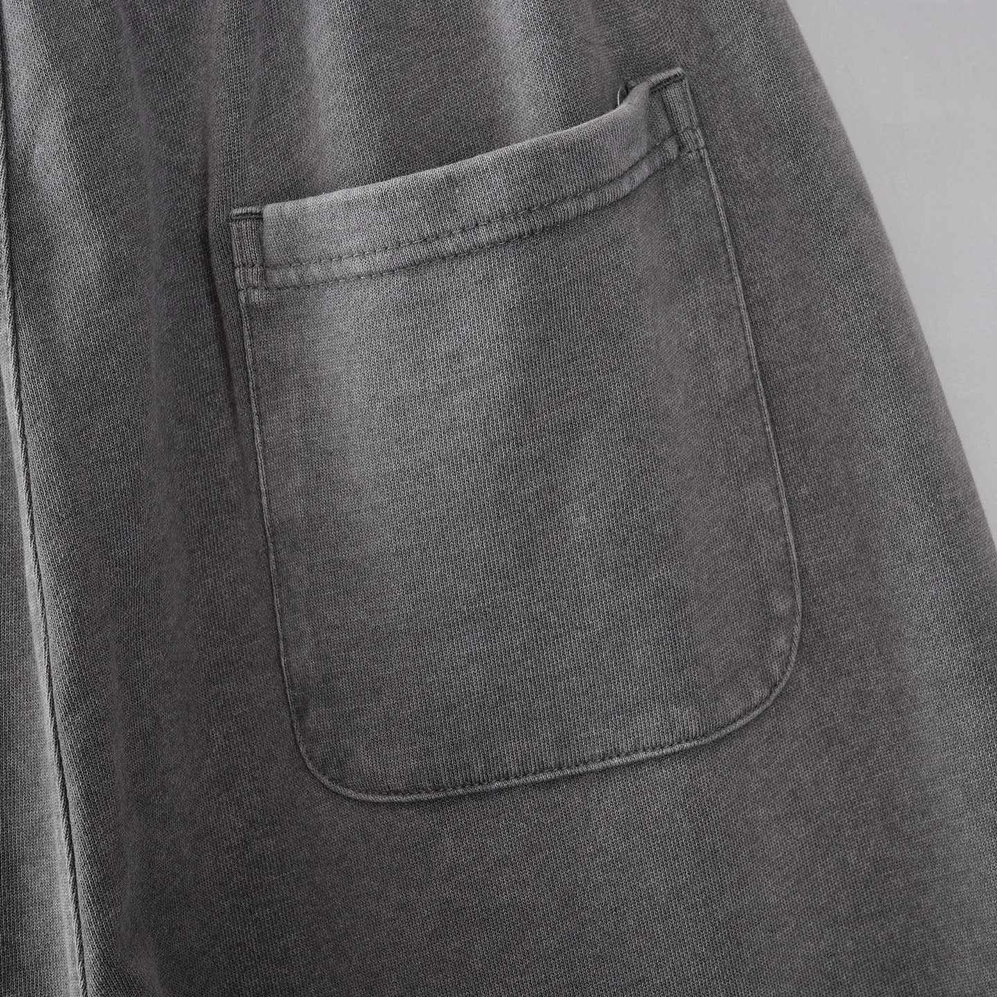 The official website synchronizes the loose wide-leg casual trousers with the ALO logo. They are made of high-terry fabrics imported from Italy. They are washed and fried with salt. The surface shows a delicate texture. It has a G-like touch, is gentle and skin-friendly, and has both a stiff and drapey feel and breathable comfort. Every inch of fabric carries the ALO logo's ultimate pursuit of top-quality materials, showing light and luxurious texture in every detail. The upper body is light and burden-free, making it suitable for wearing in many seasons. The elastic waistband and trouser legs are equipped with a drawstring design, allowing you to adjust the tightness freely, making it compatible with different body shapes while reducing the feeling of restraint. S to XXL. 90 to 5 pounds. Same Style for men and women. Worry-free after-sale service.