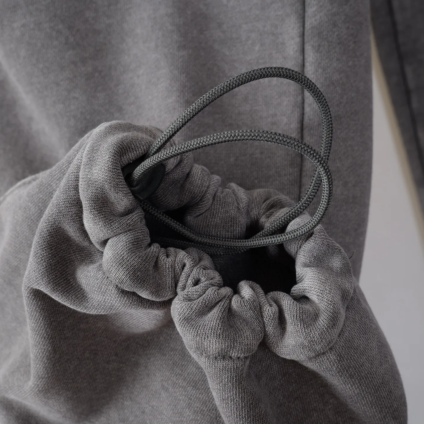 The official website synchronizes the loose wide-leg casual trousers with the ALO logo. They are made of high-terry fabrics imported from Italy. They are washed and fried with salt. The surface shows a delicate texture. It has a G-like touch, is gentle and skin-friendly, and has both a stiff and drapey feel and breathable comfort. Every inch of fabric carries the ALO logo's ultimate pursuit of top-quality materials, showing light and luxurious texture in every detail. The upper body is light and burden-free, making it suitable for wearing in many seasons. The elastic waistband and trouser legs are equipped with a drawstring design, allowing you to adjust the tightness freely, making it compatible with different body shapes while reducing the feeling of restraint. S to XXL. 90 to 5 pounds. Same Style for men and women. Worry-free after-sale service.