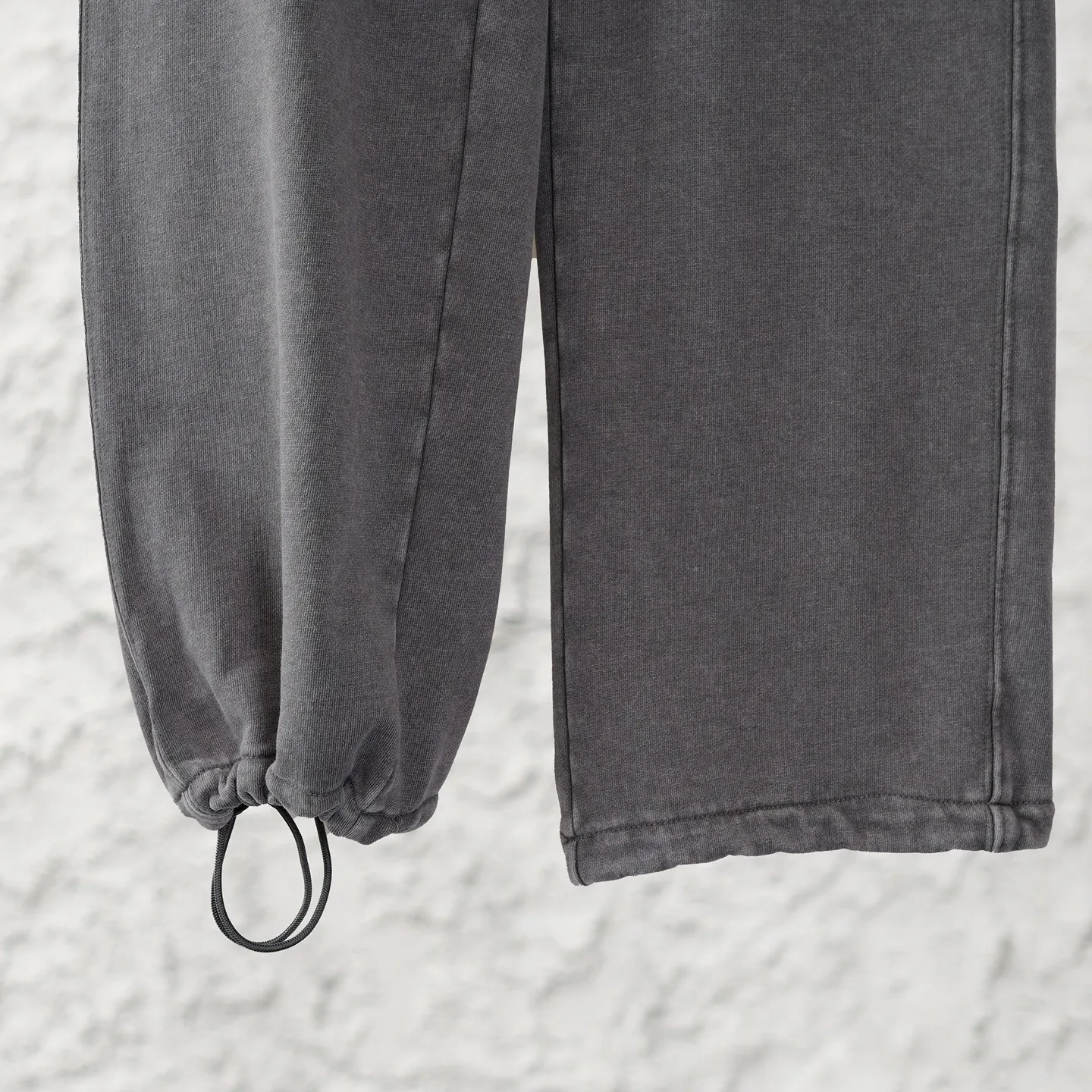 The official website synchronizes the loose wide-leg casual trousers with the ALO logo. They are made of high-terry fabrics imported from Italy. They are washed and fried with salt. The surface shows a delicate texture. It has a G-like touch, is gentle and skin-friendly, and has both a stiff and drapey feel and breathable comfort. Every inch of fabric carries the ALO logo's ultimate pursuit of top-quality materials, showing light and luxurious texture in every detail. The upper body is light and burden-free, making it suitable for wearing in many seasons. The elastic waistband and trouser legs are equipped with a drawstring design, allowing you to adjust the tightness freely, making it compatible with different body shapes while reducing the feeling of restraint. S to XXL. 90 to 5 pounds. Same Style for men and women. Worry-free after-sale service.