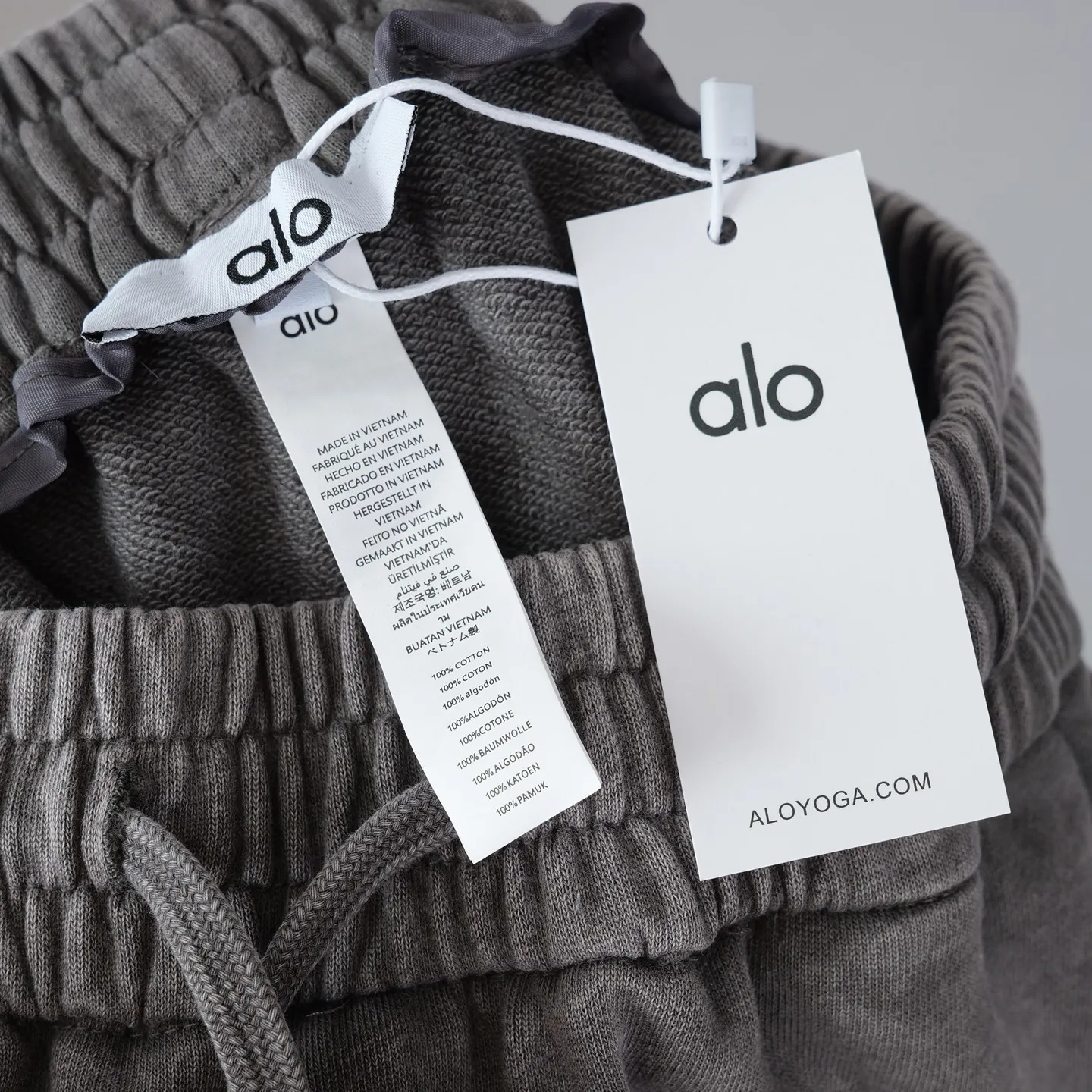 The official website synchronizes the loose wide-leg casual trousers with the ALO logo. They are made of high-terry fabrics imported from Italy. They are washed and fried with salt. The surface shows a delicate texture. It has a G-like touch, is gentle and skin-friendly, and has both a stiff and drapey feel and breathable comfort. Every inch of fabric carries the ALO logo's ultimate pursuit of top-quality materials, showing light and luxurious texture in every detail. The upper body is light and burden-free, making it suitable for wearing in many seasons. The elastic waistband and trouser legs are equipped with a drawstring design, allowing you to adjust the tightness freely, making it compatible with different body shapes while reducing the feeling of restraint. S to XXL. 90 to 5 pounds. Same Style for men and women. Worry-free after-sale service.