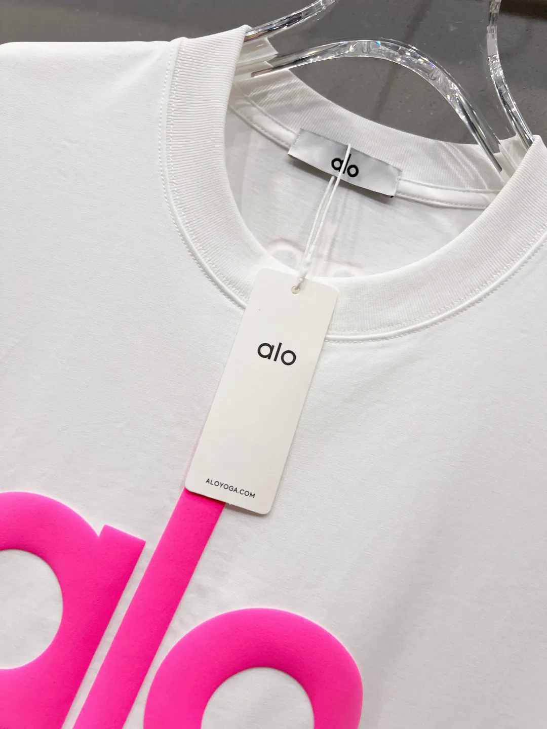110 alo logo three-dimensional silicone letter short-sleeved logo with exquisite logo. Original fabric. Official Same Style short-sleeved T-shirt. Customized. Gram-dyed pure cotton double yarn fabric. Very comfortable to the touch. Synchronized with brick cabinets in spring and summer. Fashionable and personalized. Super Versatile and good-looking. Very suitable for both men and women. A must-have for everyone (tag, collar label, washed wheat, three labels complete) Color: Black White Size: S M L XL