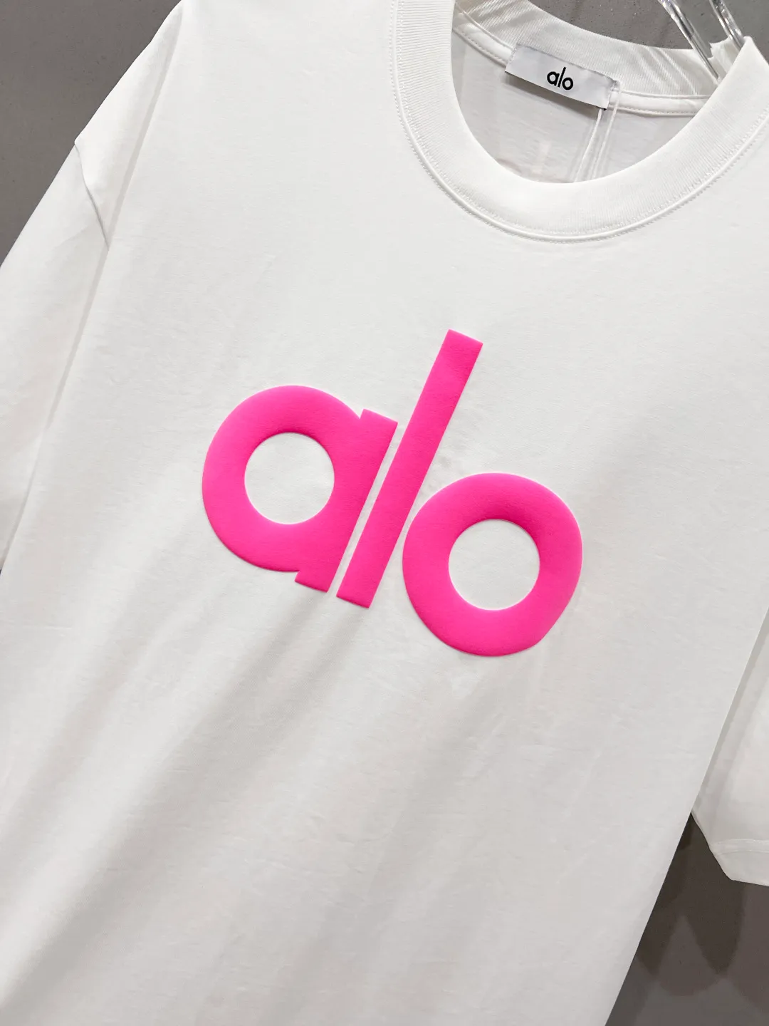 110 alo logo three-dimensional silicone letter short-sleeved logo with exquisite logo. Original fabric. Official Same Style short-sleeved T-shirt. Customized. Gram-dyed pure cotton double yarn fabric. Very comfortable to the touch. Synchronized with brick cabinets in spring and summer. Fashionable and personalized. Super Versatile and good-looking. Very suitable for both men and women. A must-have for everyone (tag, collar label, washed wheat, three labels complete) Color: Black White Size: S M L XL