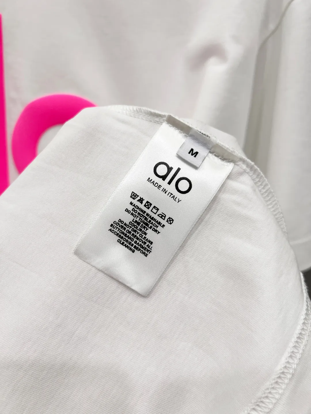 110 alo logo three-dimensional silicone letter short-sleeved logo with exquisite logo. Original fabric. Official Same Style short-sleeved T-shirt. Customized. Gram-dyed pure cotton double yarn fabric. Very comfortable to the touch. Synchronized with brick cabinets in spring and summer. Fashionable and personalized. Super Versatile and good-looking. Very suitable for both men and women. A must-have for everyone (tag, collar label, washed wheat, three labels complete) Color: Black White Size: S M L XL