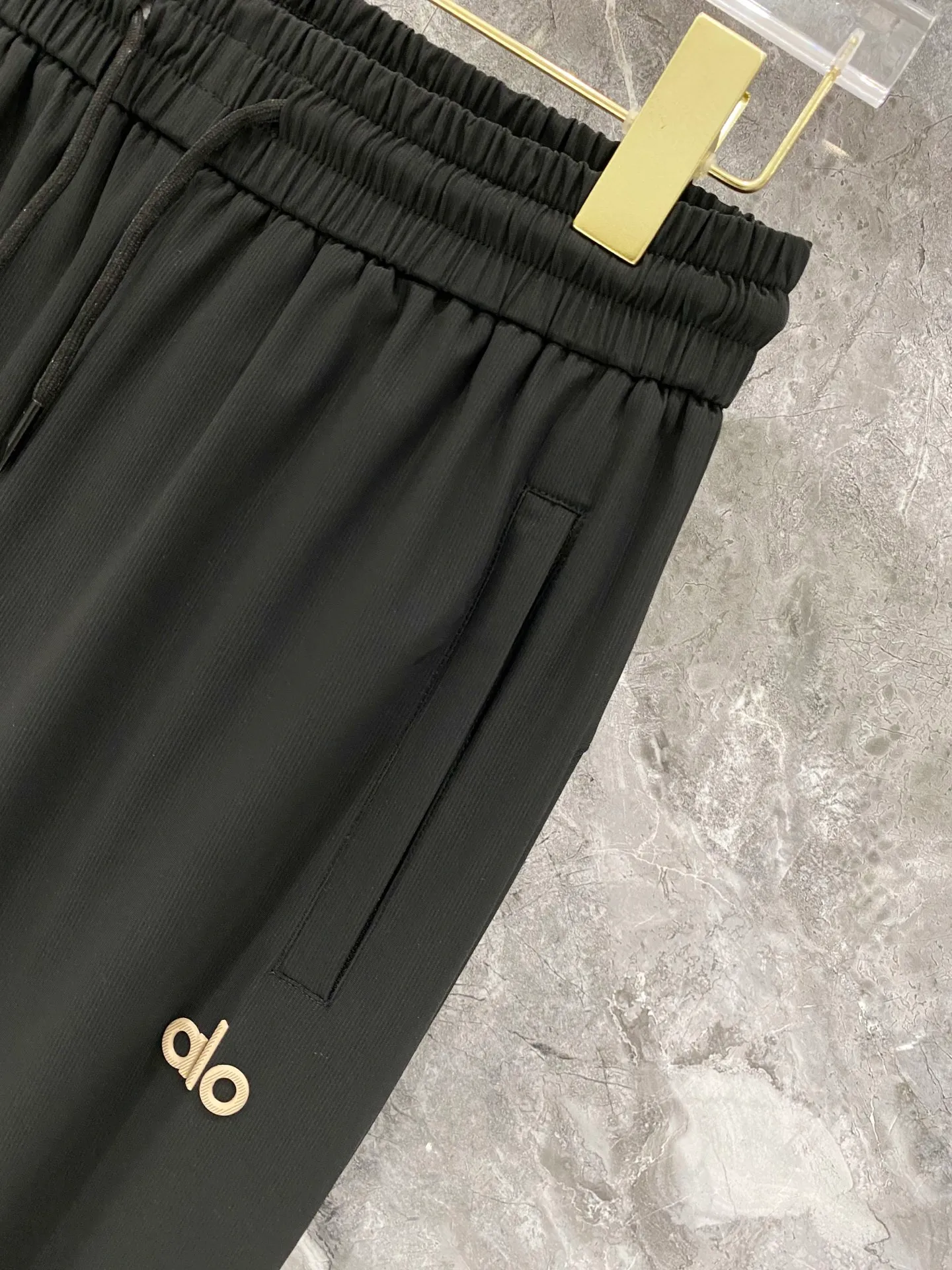 alo woven casual trousers counter summer New Arrival men's casual sports quick-drying trousers official sync! Keileshi Men's Shrunk High Quality Casual Pants! This brand is the most popular brand at the moment. Woven Breathable stretch fabric! The highest quality casual pants this season. You can tell from the details of the fabric. The fabric is breathable and comfortable, has good drape and is breathable without being close to the body! Very comfortable! Sizes:XL-5XL