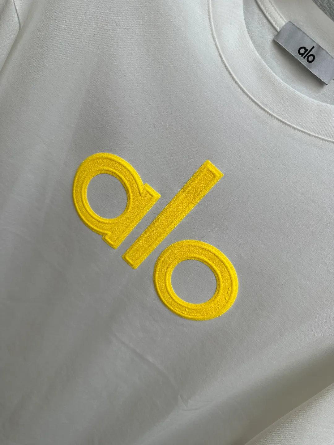 ALO 2026ss Spring and Summer New Arrival first counter, the latest New Arrival short-sleeved round neck T-shirt Premium customized design, avant-garde and fashionable! Soft to the touch. Comfortable to wear. Exquisite counter-level stitching. Exquisite workmanship. The upper body effect is incomparably handsome! A must-have item for a stylish man! Sizes: M—3XL