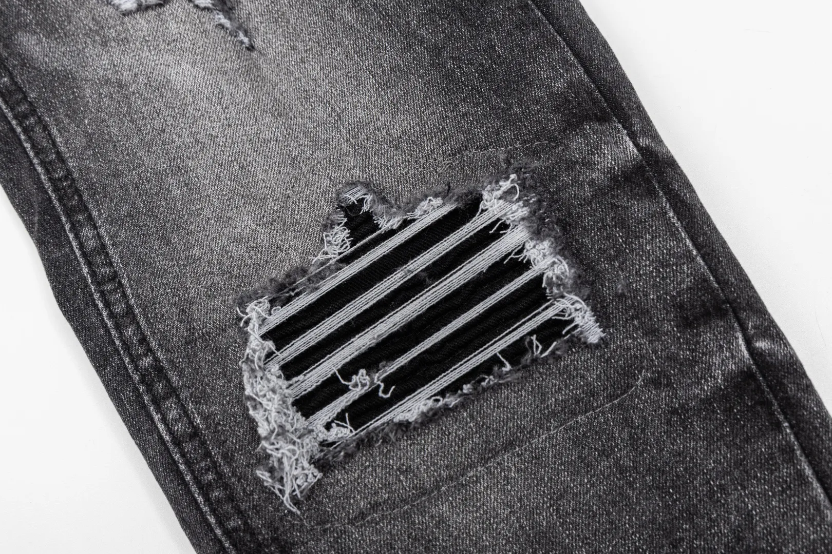 (Top version) AMIRI's new high-luxury heavy-duty stretch water patch embroidered high-street trendy men's and women's couple jeans AMIRI's family uses organic long-staple cotton denim fabrics originating in Los Angeles this year! After a pure natural alkaline phosphatase washing process, the special blue Gray tone is noble and high-end. It feels skin-friendly and delicate, and the inner layer is particularly comfortable when touching the skin! The elastic spandex component makes it particularly comfortable for daily activities. The original and rare Premium fabric is a rare find! Details after details! Amiri's New Arrival high street luxury jeans in Los Angeles mall! The front and back pieces have undergone a multi-layered three-dimensional polishing process, giving the upper body a stylish texture! The metal laser embossed MA metal Brown Nappa leather label on the waist is very exquisite! The pockets are also inlaid with tungsten steel metal logos, and the interior has exquisite ceiling-level workmanship! Hot sale jeans in Los Angeles counters! Enjoy the quality when you wear it yourself, and the value is high as a gift! Manage any large-scale business occasions and Premium private clubs without stress! Highly recommended to buy! Style number: 2058 Color: Black Size: 28 30 32 34