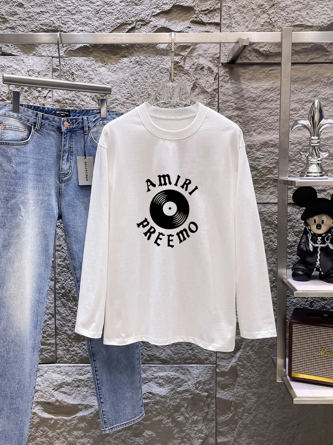 "𝙉𝙚𝙬🤍🖤AMIRI" 2026 Autumn and Winter Counter New Arrival Fashionable and casual bottoming shirt, long-sleeved T-shirt, made of high-density pure cotton fabric with exquisite original logo. It has both comfort and breathability, and is extremely soft. It is very handsome whether worn alone or as an inner layer. It conforms to men’s practical dressing habits and pursues luxury, noble and elegant style, creating extraordinary men’s taste. The visual effect is very good, the grade is very high, simple and fashionable, and it is a must-have choice for leisure and business! Color: White Black Sizes: S M L