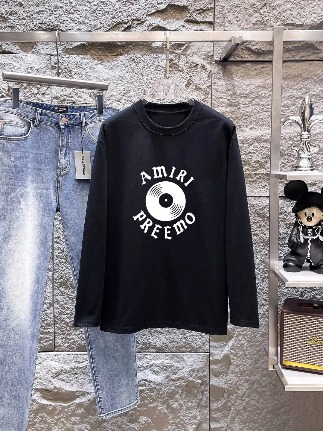 "𝙉𝙚𝙬🤍🖤AMIRI" 2026 Autumn and Winter Counter New Arrival Fashionable and casual bottoming shirt, long-sleeved T-shirt, made of high-density pure cotton fabric with exquisite original logo. It has both comfort and breathability, and is extremely soft. It is very handsome whether worn alone or as an inner layer. It conforms to men’s practical dressing habits and pursues luxury, noble and elegant style, creating extraordinary men’s taste. The visual effect is very good, the grade is very high, simple and fashionable, and it is a must-have choice for leisure and business! Color: White Black Sizes: S M L