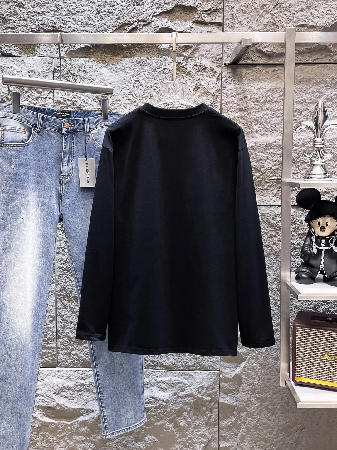 "𝙉𝙚𝙬🤍🖤AMIRI" 2026 Autumn and Winter Counter New Arrival Fashionable and casual bottoming shirt, long-sleeved T-shirt, made of high-density pure cotton fabric with exquisite original logo. It has both comfort and breathability, and is extremely soft. It is very handsome whether worn alone or as an inner layer. It conforms to men’s practical dressing habits and pursues luxury, noble and elegant style, creating extraordinary men’s taste. The visual effect is very good, the grade is very high, simple and fashionable, and it is a must-have choice for leisure and business! Color: White Black Sizes: S M L