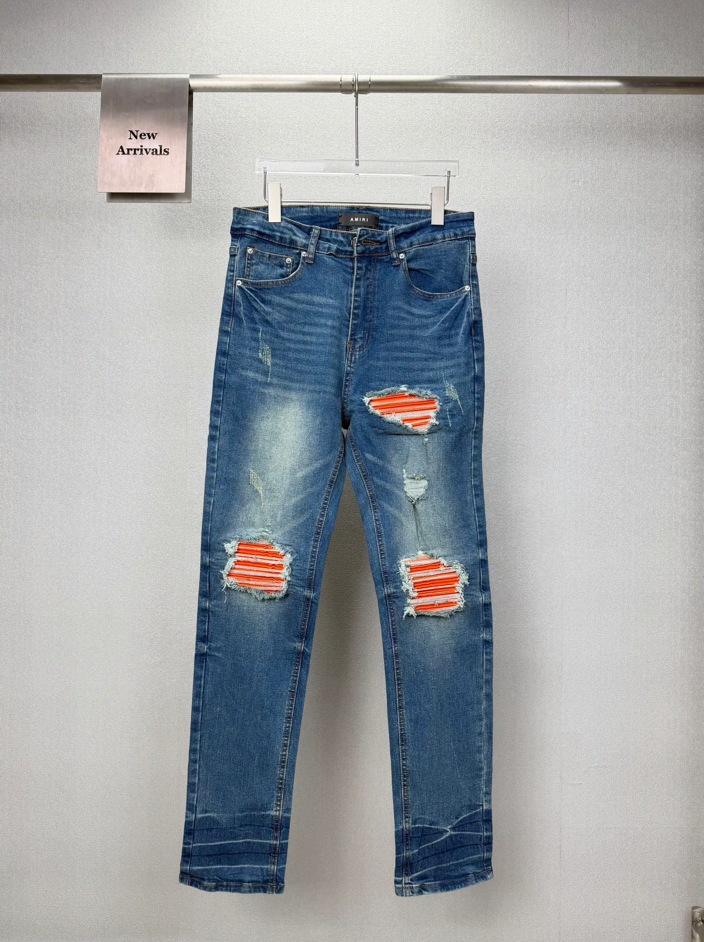 Amiri 2026 New Arrival Distressed Orange Patch Couple Style Washed Stretch Jeans High Version High Version Top Ceiling Quality Styles with different washed textures are very friendly to people with thin legs and thick legs. The straight and loose version is very flattering to the leg shape. The moderate length is timeless and easy to match. It is the basis of various styles and a must-have in the wardrobe! The fabric is stiff but also makes the upper body soft without losing texture. The washing process is even more perfect. It is a must-have item for everyone! ! ! Washed wheat, hang tag, pants label, three complete labels Color: Blue Size: 28, 30, 32, 34 (four sizes)