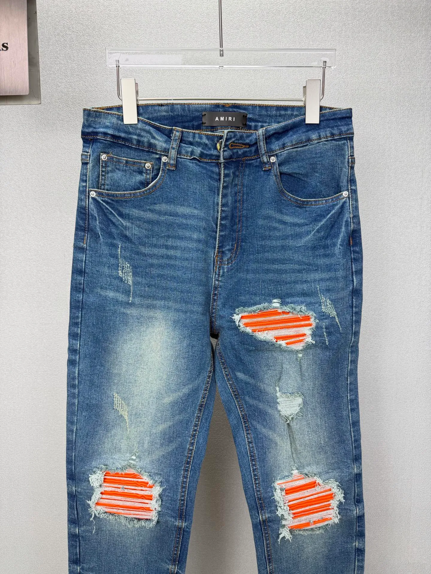 Amiri 2026 New Arrival Distressed Orange Patch Couple Style Washed Stretch Jeans High Version High Version Top Ceiling Quality Styles with different washed textures are very friendly to people with thin legs and thick legs. The straight and loose version is very flattering to the leg shape. The moderate length is timeless and easy to match. It is the basis of various styles and a must-have in the wardrobe! The fabric is stiff but also makes the upper body soft without losing texture. The washing process is even more perfect. It is a must-have item for everyone! ! ! Washed wheat, hang tag, pants label, three complete labels Color: Blue Size: 28, 30, 32, 34 (four sizes)