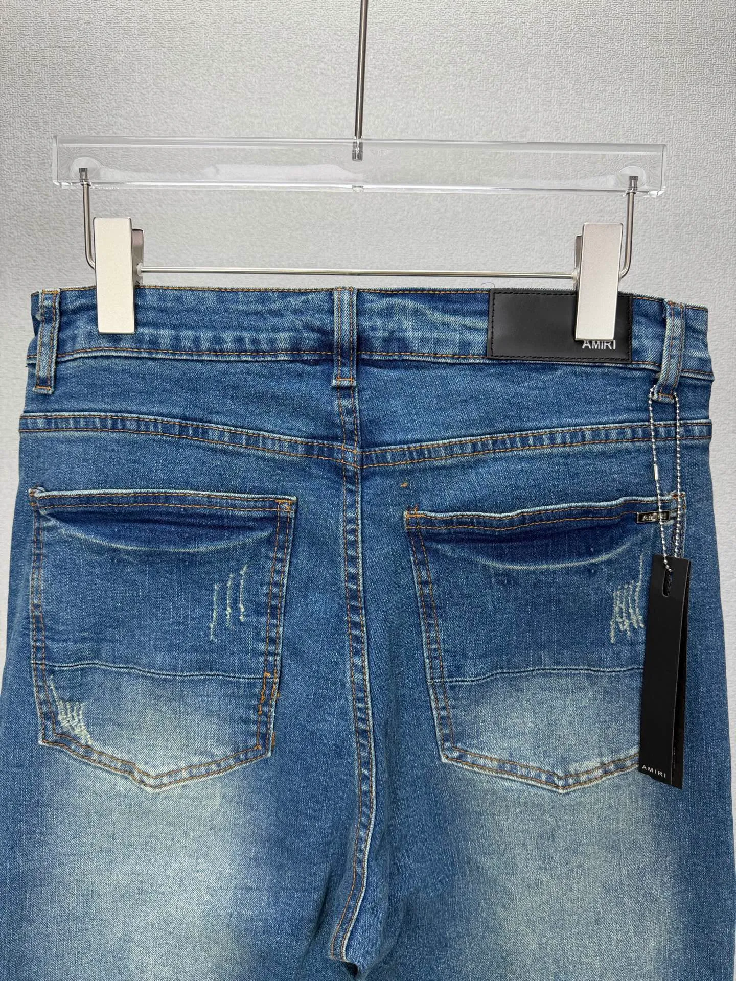 Amiri 2026 New Arrival Distressed Orange Patch Couple Style Washed Stretch Jeans High Version High Version Top Ceiling Quality Styles with different washed textures are very friendly to people with thin legs and thick legs. The straight and loose version is very flattering to the leg shape. The moderate length is timeless and easy to match. It is the basis of various styles and a must-have in the wardrobe! The fabric is stiff but also makes the upper body soft without losing texture. The washing process is even more perfect. It is a must-have item for everyone! ! ! Washed wheat, hang tag, pants label, three complete labels Color: Blue Size: 28, 30, 32, 34 (four sizes)