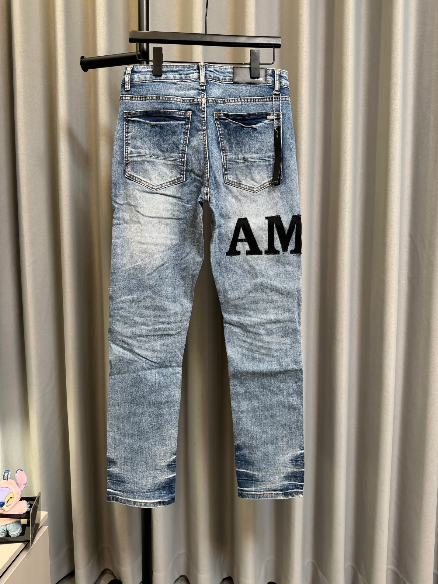 [High version] Amiri MX 1 26Ss letter hole patch slim fit washed jeans (blue) Size: 28 30 32 34 (s-xl)