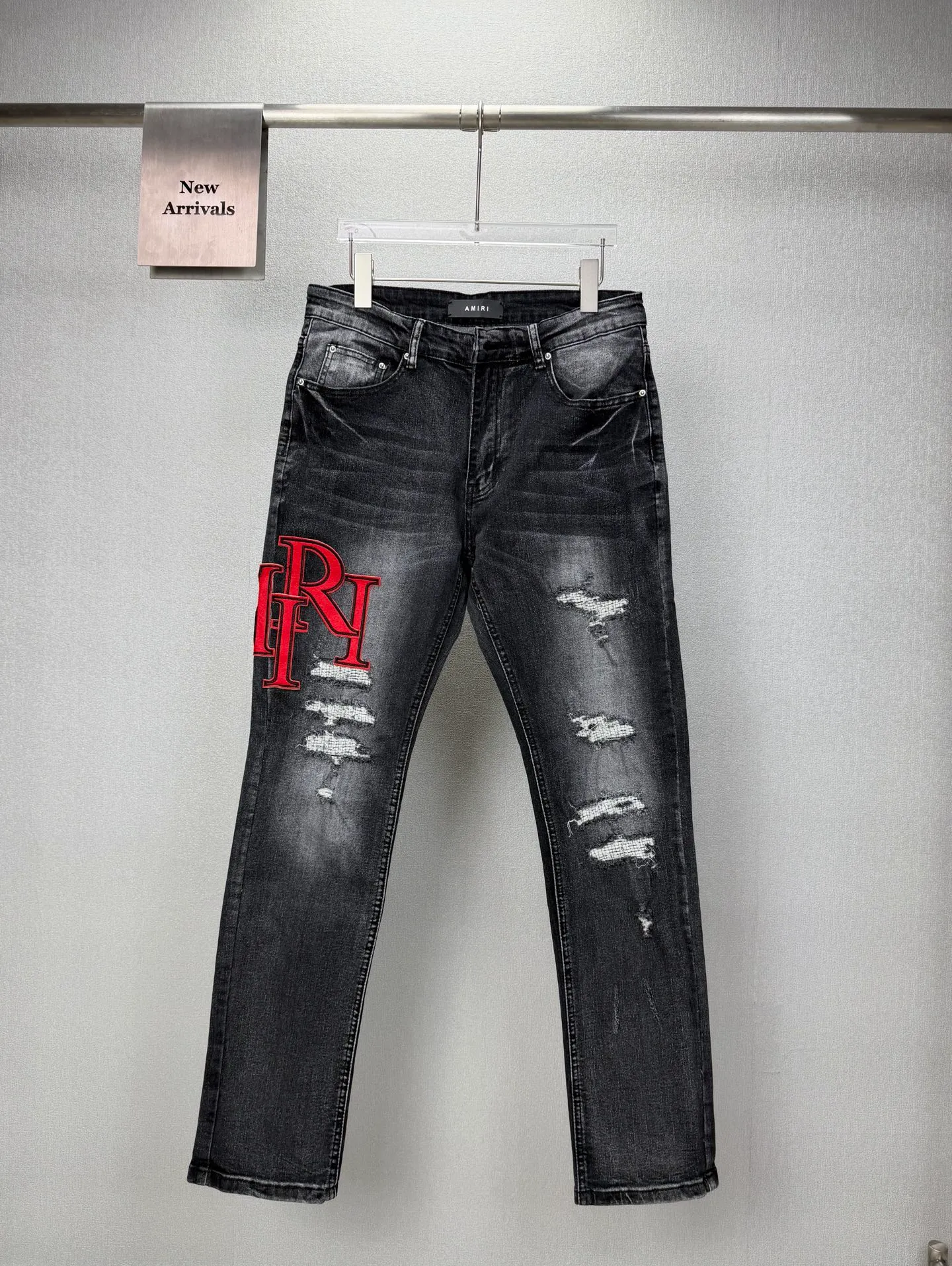Amiri 2026 New Arrival ripped red patch embroidered letters couple style washed stretch jeans high version high version top ceiling quality styles with different washed textures, very friendly to people with thin legs and thick legs, straight and loose version very flattering leg shape timeless moderate length, easy to match with casual, basic styling for various styles, a must-have in the wardrobe! The fabric is stiff but also makes the upper body soft without losing texture. The washing process is even more perfect. It is a must-have item for everyone! ! ! Washed wheat, tag, pants label, three labels complete Color: washed black Size: 28, 30, 32, 34 (four sizes)