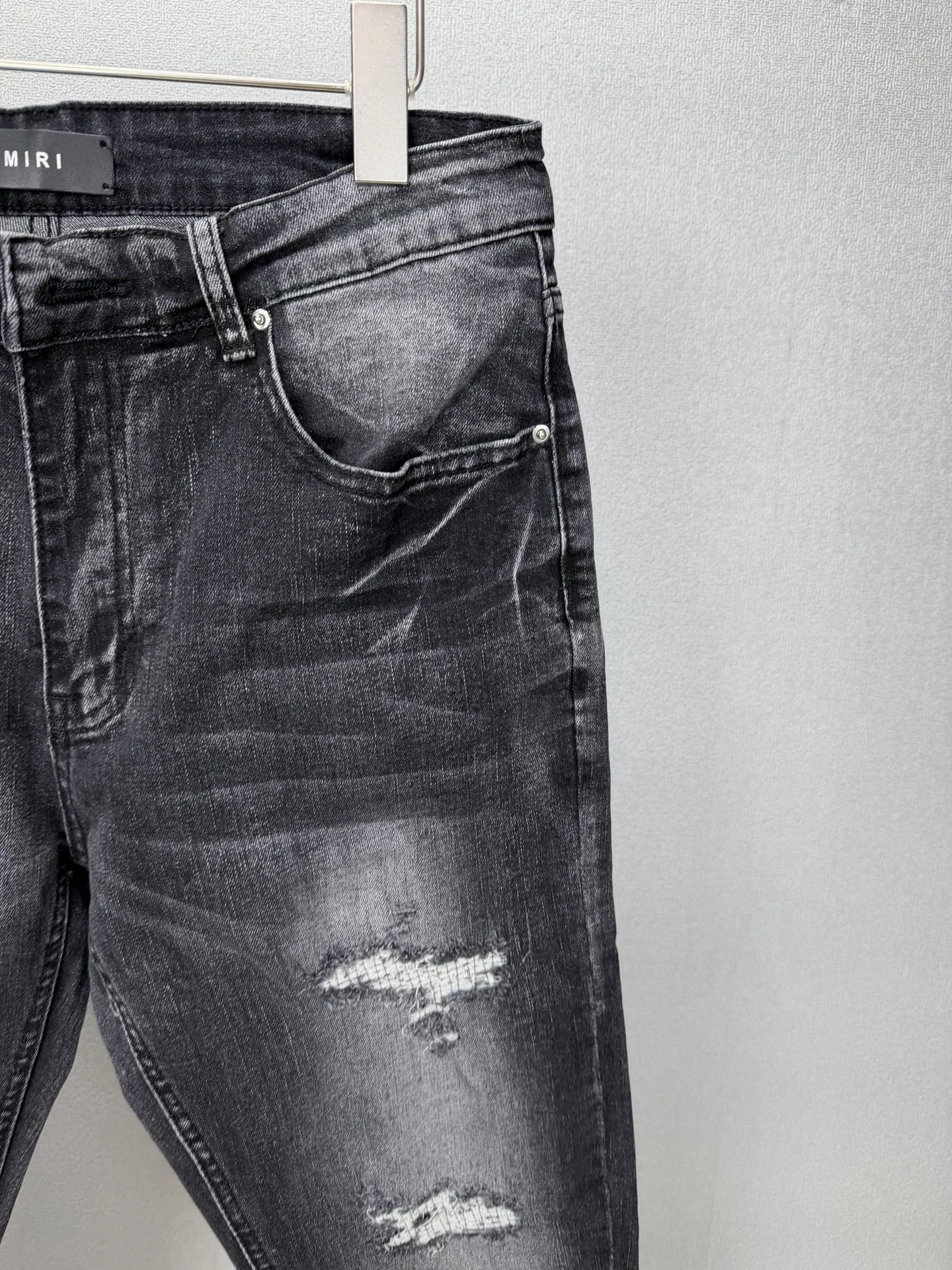 Amiri 2026 New Arrival ripped red patch embroidered letters couple style washed stretch jeans high version high version top ceiling quality styles with different washed textures, very friendly to people with thin legs and thick legs, straight and loose version very flattering leg shape timeless moderate length, easy to match with casual, basic styling for various styles, a must-have in the wardrobe! The fabric is stiff but also makes the upper body soft without losing texture. The washing process is even more perfect. It is a must-have item for everyone! ! ! Washed wheat, tag, pants label, three labels complete Color: washed black Size: 28, 30, 32, 34 (four sizes)