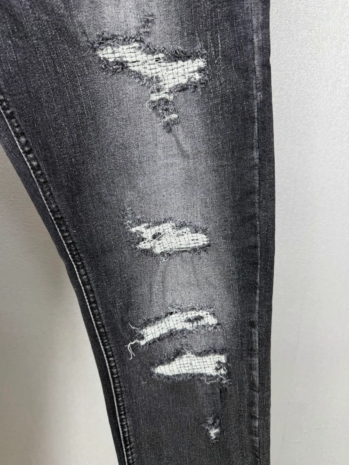 Amiri 2026 New Arrival ripped red patch embroidered letters couple style washed stretch jeans high version high version top ceiling quality styles with different washed textures, very friendly to people with thin legs and thick legs, straight and loose version very flattering leg shape timeless moderate length, easy to match with casual, basic styling for various styles, a must-have in the wardrobe! The fabric is stiff but also makes the upper body soft without losing texture. The washing process is even more perfect. It is a must-have item for everyone! ! ! Washed wheat, tag, pants label, three labels complete Color: washed black Size: 28, 30, 32, 34 (four sizes)
