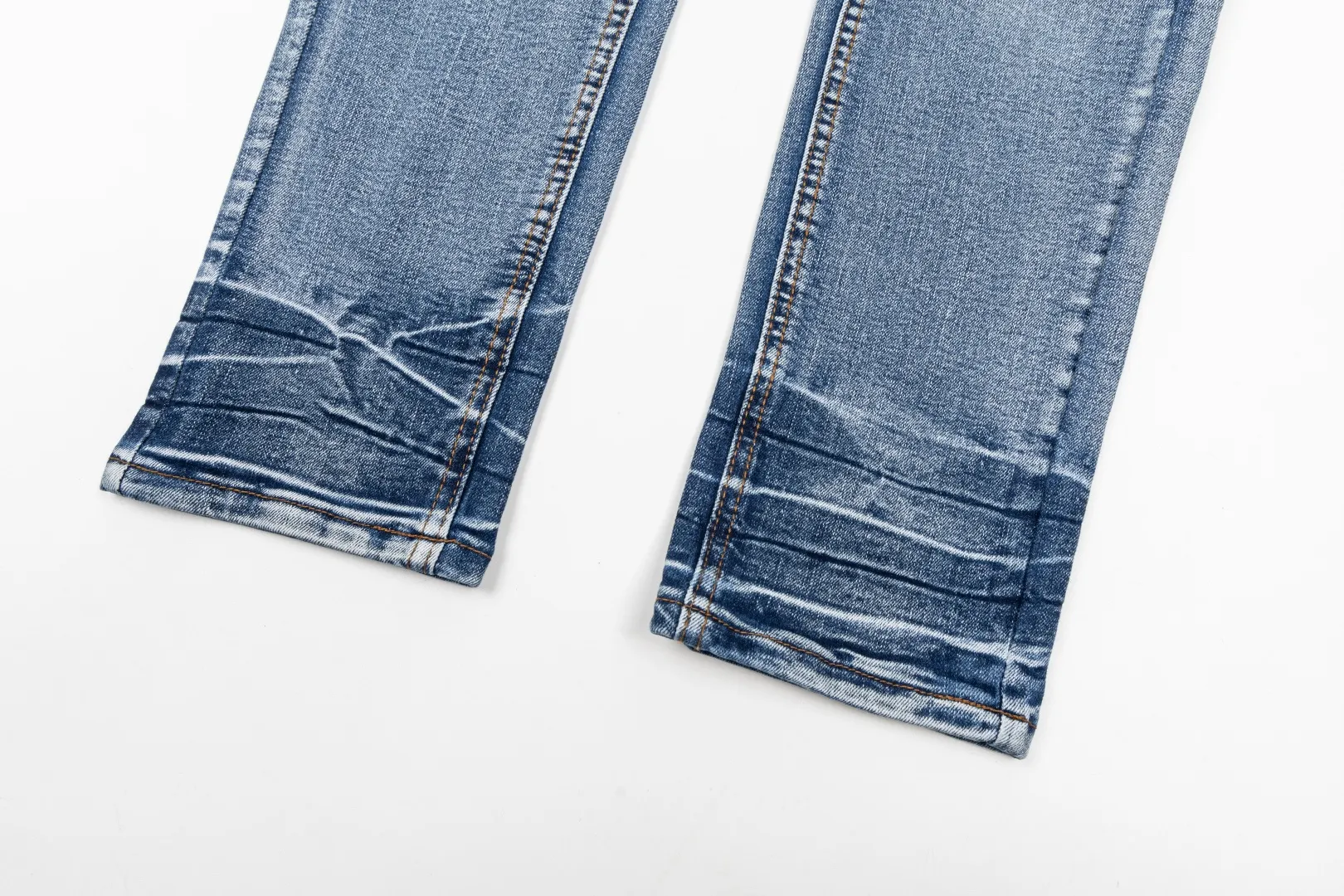 (Top version) AMIRI's new high-luxury heavy-duty stretch water patch embroidered high-street trendy men's and women's couple jeans AMIRI's family uses organic long-staple cotton denim fabrics originating in Los Angeles this year! After a pure natural alkaline phosphatase washing process, the special blue Gray tone is noble and high-end. It feels skin-friendly and delicate, and the inner layer is particularly comfortable when touching the skin! The elastic spandex component makes it particularly comfortable for daily activities. The original and rare Premium fabric is a rare find! Details after details! Amiri's New Arrival high street luxury jeans in Los Angeles mall! The front and back pieces have undergone a multi-layered three-dimensional polishing process, giving the upper body a stylish texture! The metal laser embossed MA metal Brown Nappa leather label on the waist is very exquisite! The pockets are also inlaid with tungsten steel metal logos, and the interior has exquisite ceiling-level workmanship! Hot sale jeans in Los Angeles counters! Enjoy the quality when you wear it yourself, and the value is high as a gift! Manage any large-scale business occasions and Premium private clubs without stress! Highly recommended to buy! Style number: 2053 Color: Blue Size: 28 30 32 34