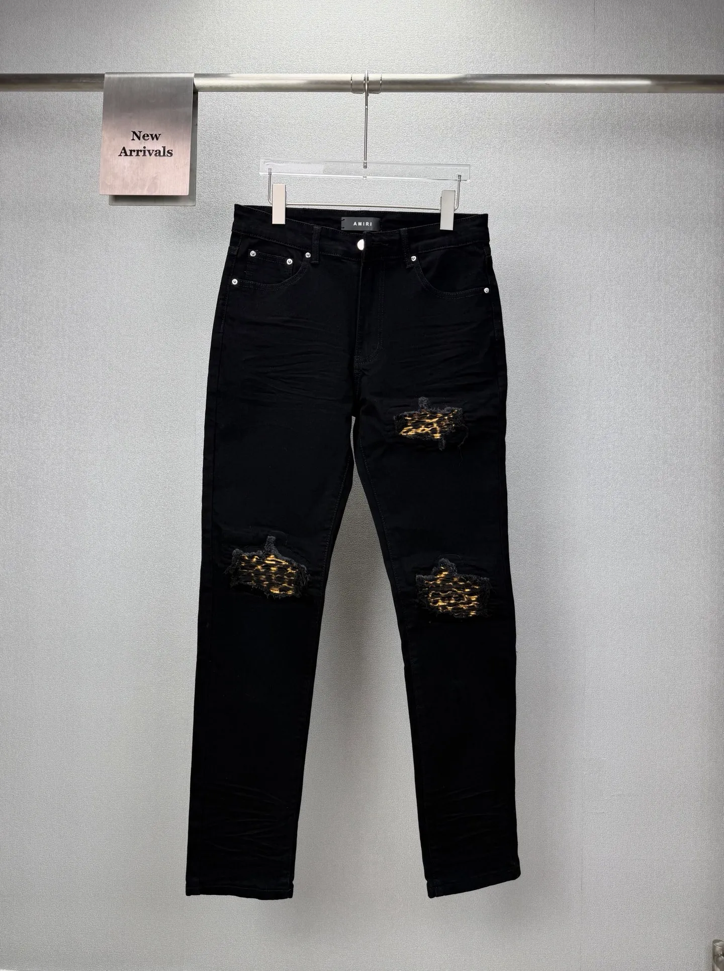 Amiri 2026 New Arrival ripped leopard print patch couple style washed stretch jeans High version High version Top ceiling Quality Styles with different washed textures are very friendly to people with thin legs and thick legs. The straight and loose version is very flattering to the leg shape. Moderate length that never goes out of style, easy to match with casually, basic styling for various styles, a must-have in the wardrobe! The fabric is stiff but also makes the upper body soft without losing texture. The washing process is even more perfect. It is a must-have item for everyone! ! ! Washed wheat, hang tag, pants label, three complete labels Color: Black Size: 28, 30, 32, 34 (four sizes)