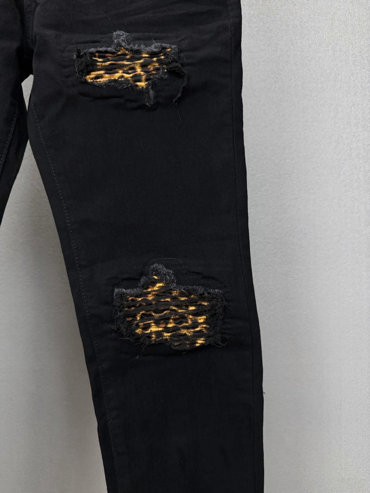 Amiri 2026 New Arrival ripped leopard print patch couple style washed stretch jeans High version High version Top ceiling Quality Styles with different washed textures are very friendly to people with thin legs and thick legs. The straight and loose version is very flattering to the leg shape. Moderate length that never goes out of style, easy to match with casually, basic styling for various styles, a must-have in the wardrobe! The fabric is stiff but also makes the upper body soft without losing texture. The washing process is even more perfect. It is a must-have item for everyone! ! ! Washed wheat, hang tag, pants label, three complete labels Color: Black Size: 28, 30, 32, 34 (four sizes)