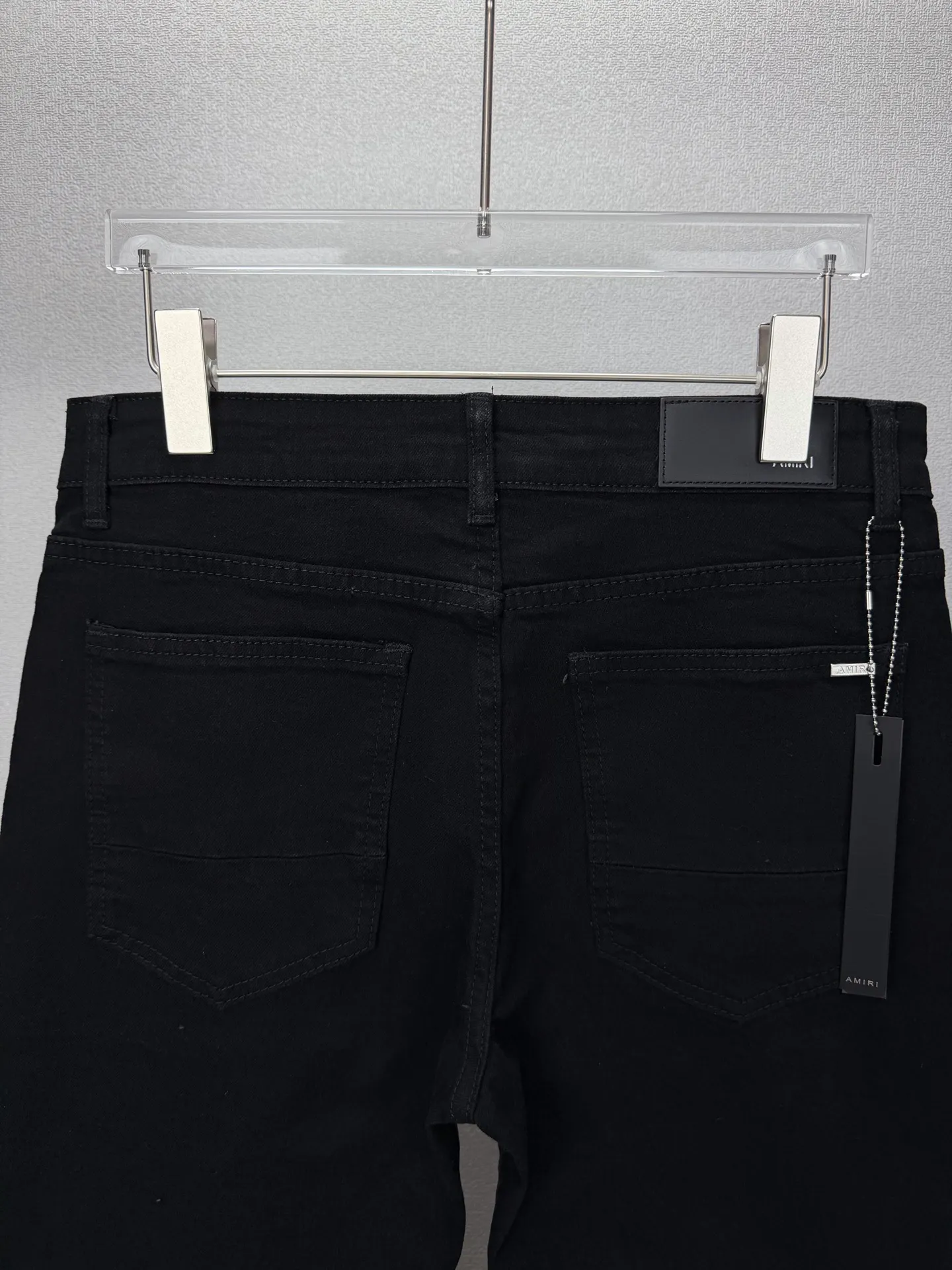 Amiri 2026 New Arrival ripped leopard print patch couple style washed stretch jeans High version High version Top ceiling Quality Styles with different washed textures are very friendly to people with thin legs and thick legs. The straight and loose version is very flattering to the leg shape. Moderate length that never goes out of style, easy to match with casually, basic styling for various styles, a must-have in the wardrobe! The fabric is stiff but also makes the upper body soft without losing texture. The washing process is even more perfect. It is a must-have item for everyone! ! ! Washed wheat, hang tag, pants label, three complete labels Color: Black Size: 28, 30, 32, 34 (four sizes)