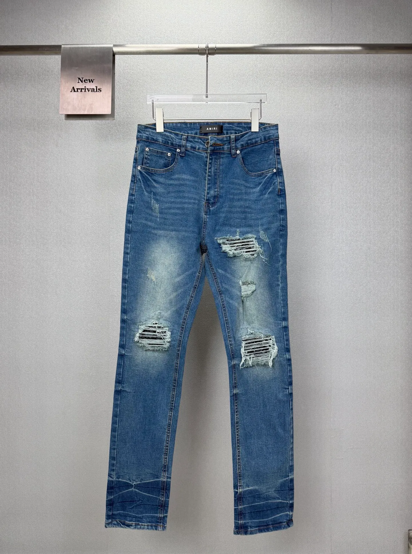 Amiri 2026 New Arrival torn cashew pattern patch couple's washed stretch jeans High version High version Top ceiling Quality Styles with different washed textures are very friendly to people with thin legs and thick legs. The straight and loose version is very flattering to the leg shape. Moderate length that never goes out of style, easy to match with casual, basic styling for various styles, a must-have in the wardrobe! The fabric is stiff but also makes the upper body soft without losing texture. The washing process is even more perfect. It is a must-have item for everyone! ! ! Washed wheat, hang tag, pants label, three complete labels Color: Blue Size: 28, 30, 32, 34 (four sizes)