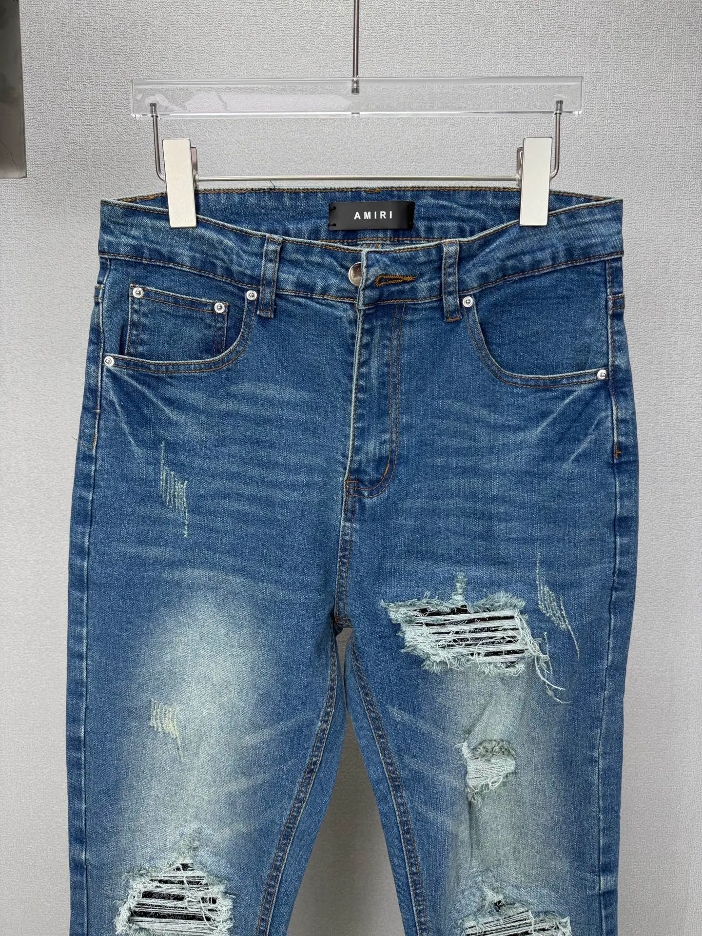 Amiri 2026 New Arrival torn cashew pattern patch couple's washed stretch jeans High version High version Top ceiling Quality Styles with different washed textures are very friendly to people with thin legs and thick legs. The straight and loose version is very flattering to the leg shape. Moderate length that never goes out of style, easy to match with casual, basic styling for various styles, a must-have in the wardrobe! The fabric is stiff but also makes the upper body soft without losing texture. The washing process is even more perfect. It is a must-have item for everyone! ! ! Washed wheat, hang tag, pants label, three complete labels Color: Blue Size: 28, 30, 32, 34 (four sizes)