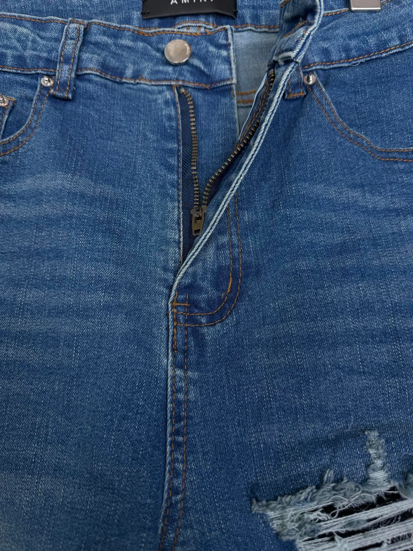 Amiri 2026 New Arrival torn cashew pattern patch couple's washed stretch jeans High version High version Top ceiling Quality Styles with different washed textures are very friendly to people with thin legs and thick legs. The straight and loose version is very flattering to the leg shape. Moderate length that never goes out of style, easy to match with casual, basic styling for various styles, a must-have in the wardrobe! The fabric is stiff but also makes the upper body soft without losing texture. The washing process is even more perfect. It is a must-have item for everyone! ! ! Washed wheat, hang tag, pants label, three complete labels Color: Blue Size: 28, 30, 32, 34 (four sizes)