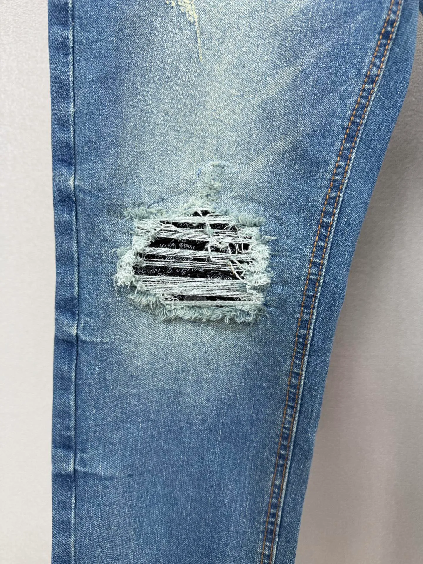 Amiri 2026 New Arrival torn cashew pattern patch couple's washed stretch jeans High version High version Top ceiling Quality Styles with different washed textures are very friendly to people with thin legs and thick legs. The straight and loose version is very flattering to the leg shape. Moderate length that never goes out of style, easy to match with casual, basic styling for various styles, a must-have in the wardrobe! The fabric is stiff but also makes the upper body soft without losing texture. The washing process is even more perfect. It is a must-have item for everyone! ! ! Washed wheat, hang tag, pants label, three complete labels Color: Blue Size: 28, 30, 32, 34 (four sizes)
