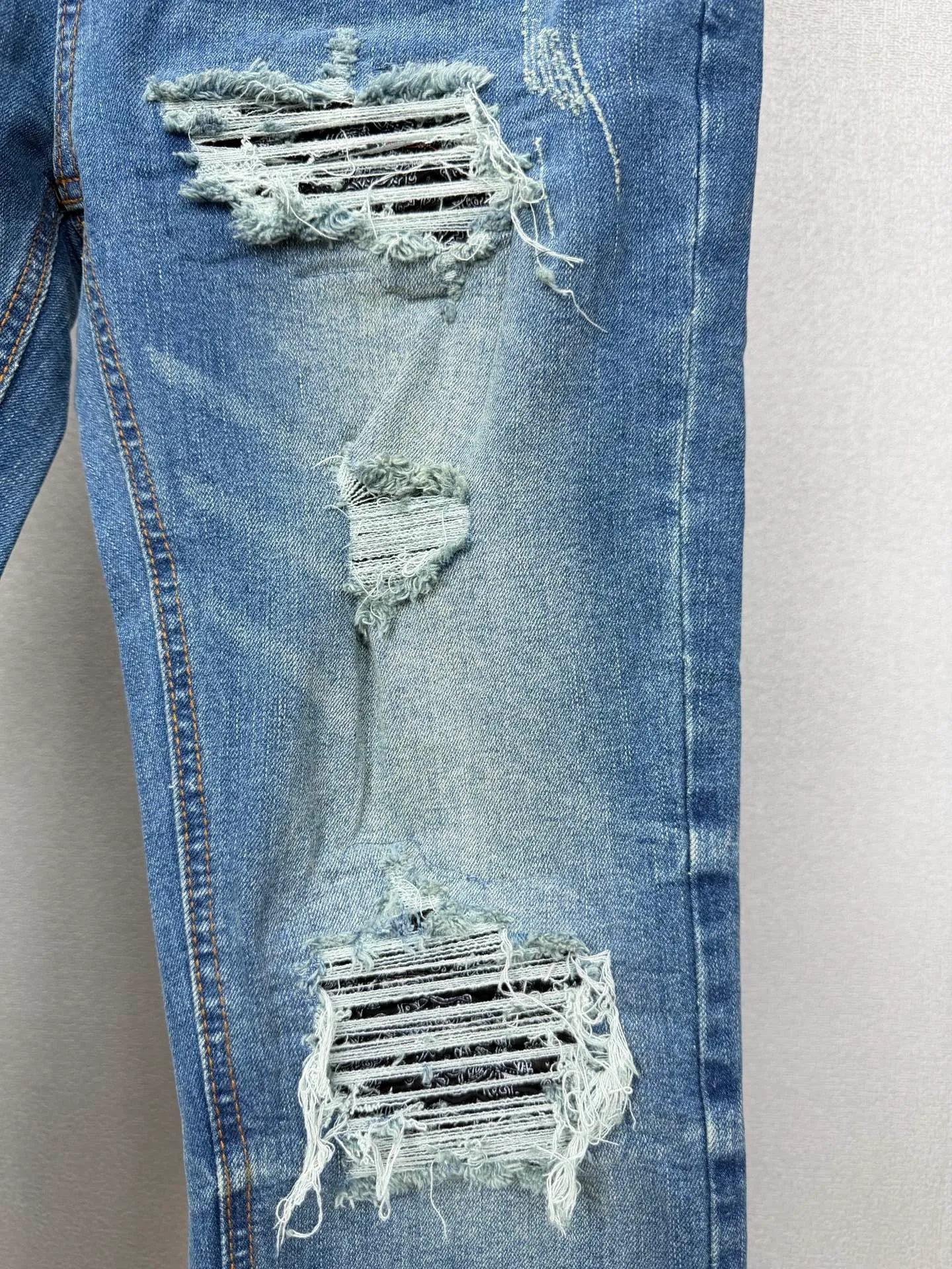 Amiri 2026 New Arrival torn cashew pattern patch couple's washed stretch jeans High version High version Top ceiling Quality Styles with different washed textures are very friendly to people with thin legs and thick legs. The straight and loose version is very flattering to the leg shape. Moderate length that never goes out of style, easy to match with casual, basic styling for various styles, a must-have in the wardrobe! The fabric is stiff but also makes the upper body soft without losing texture. The washing process is even more perfect. It is a must-have item for everyone! ! ! Washed wheat, hang tag, pants label, three complete labels Color: Blue Size: 28, 30, 32, 34 (four sizes)
