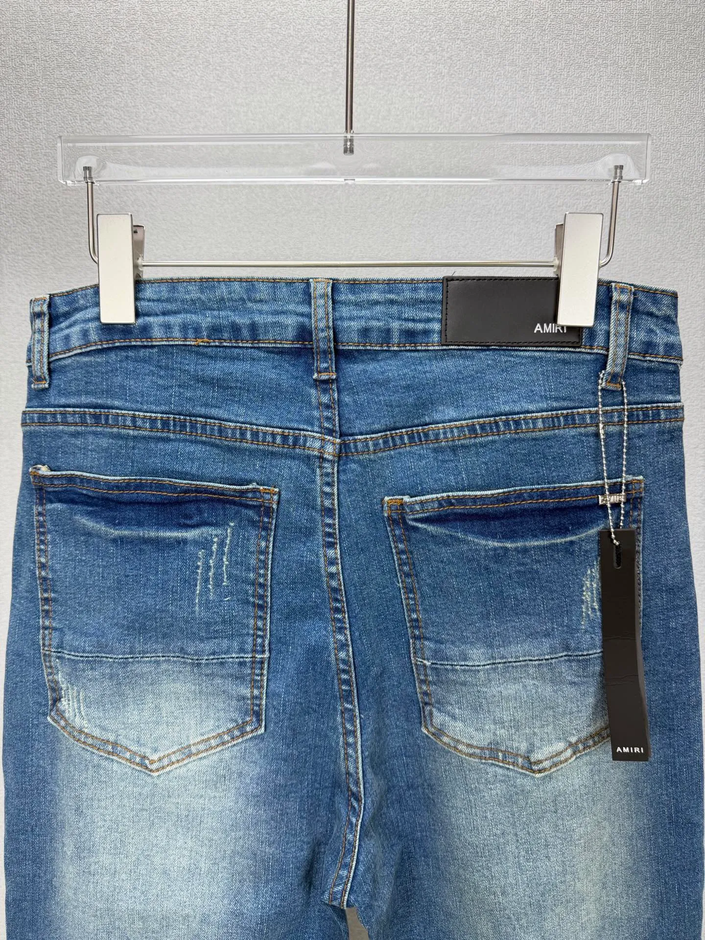 Amiri 2026 New Arrival torn cashew pattern patch couple's washed stretch jeans High version High version Top ceiling Quality Styles with different washed textures are very friendly to people with thin legs and thick legs. The straight and loose version is very flattering to the leg shape. Moderate length that never goes out of style, easy to match with casual, basic styling for various styles, a must-have in the wardrobe! The fabric is stiff but also makes the upper body soft without losing texture. The washing process is even more perfect. It is a must-have item for everyone! ! ! Washed wheat, hang tag, pants label, three complete labels Color: Blue Size: 28, 30, 32, 34 (four sizes)