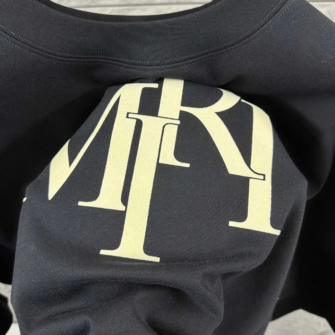 Amiri*Emile 2026 Early Spring and Summer New Arrival Customized plain cotton double yarn fabric Short-sleeved T-shirt Classic letter three-dimensional flocking technology Men and women Same Style Color: Black White Size: S (90-130 pounds) M (120-150 pounds) L (140-165 pounds) XL (160-180 pounds) XXL (180 pounds)