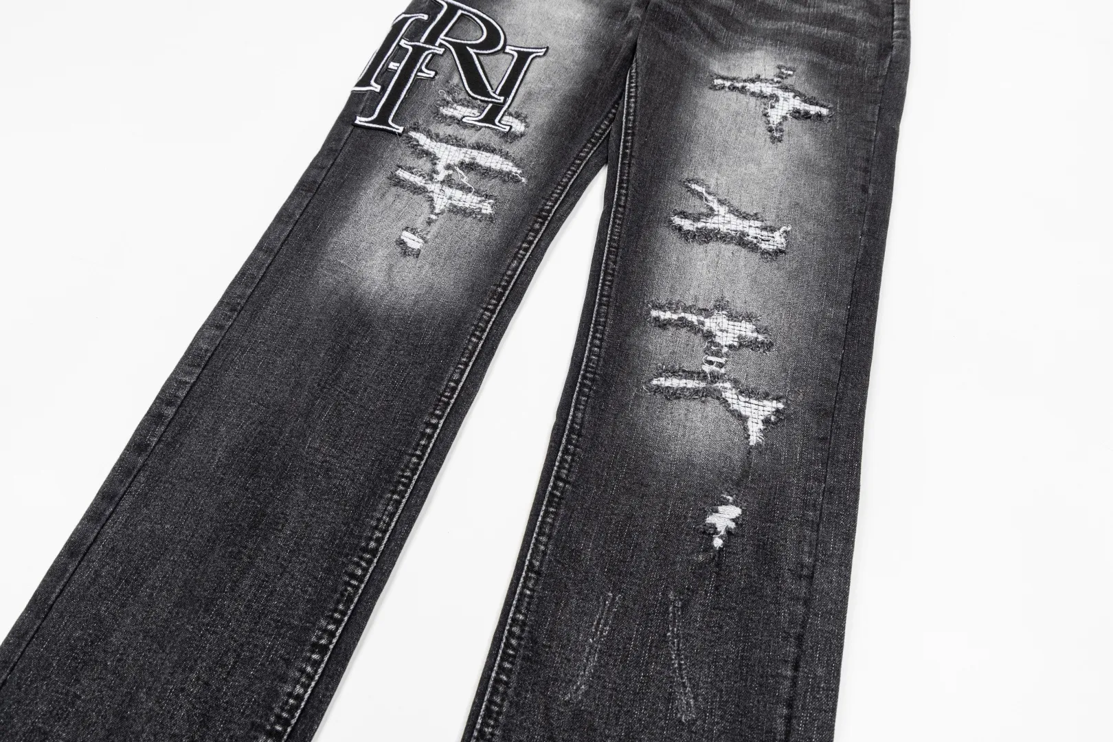 (Top version) AMIRI's new high-luxury heavy-duty stretch water patch embroidered high-street trendy men's and women's couple jeans AMIRI's family uses organic long-staple cotton denim fabrics originating in Los Angeles this year! After a pure natural alkaline phosphatase washing process, the special blue Gray tone is noble and high-end. It feels skin-friendly and delicate, and the inner layer is particularly comfortable when touching the skin! The elastic spandex component makes it particularly comfortable for daily activities. The original and rare Premium fabric is a rare find! Details after details! Amiri's New Arrival high street luxury jeans in Los Angeles mall! The front and back pieces have undergone a multi-layered three-dimensional polishing process, giving the upper body a stylish texture! The metal laser embossed MA metal Brown Nappa leather label on the waist is very exquisite! The pockets are also inlaid with tungsten steel metal logos, and the interior has exquisite ceiling-level workmanship! Hot sale jeans in Los Angeles counters! Enjoy the quality when you wear it yourself, and the value is high as a gift! Manage any large-scale business occasions and Premium private clubs without stress! Highly recommended to buy! Style number: 2049 Color: Black Size: 28 30 32 34