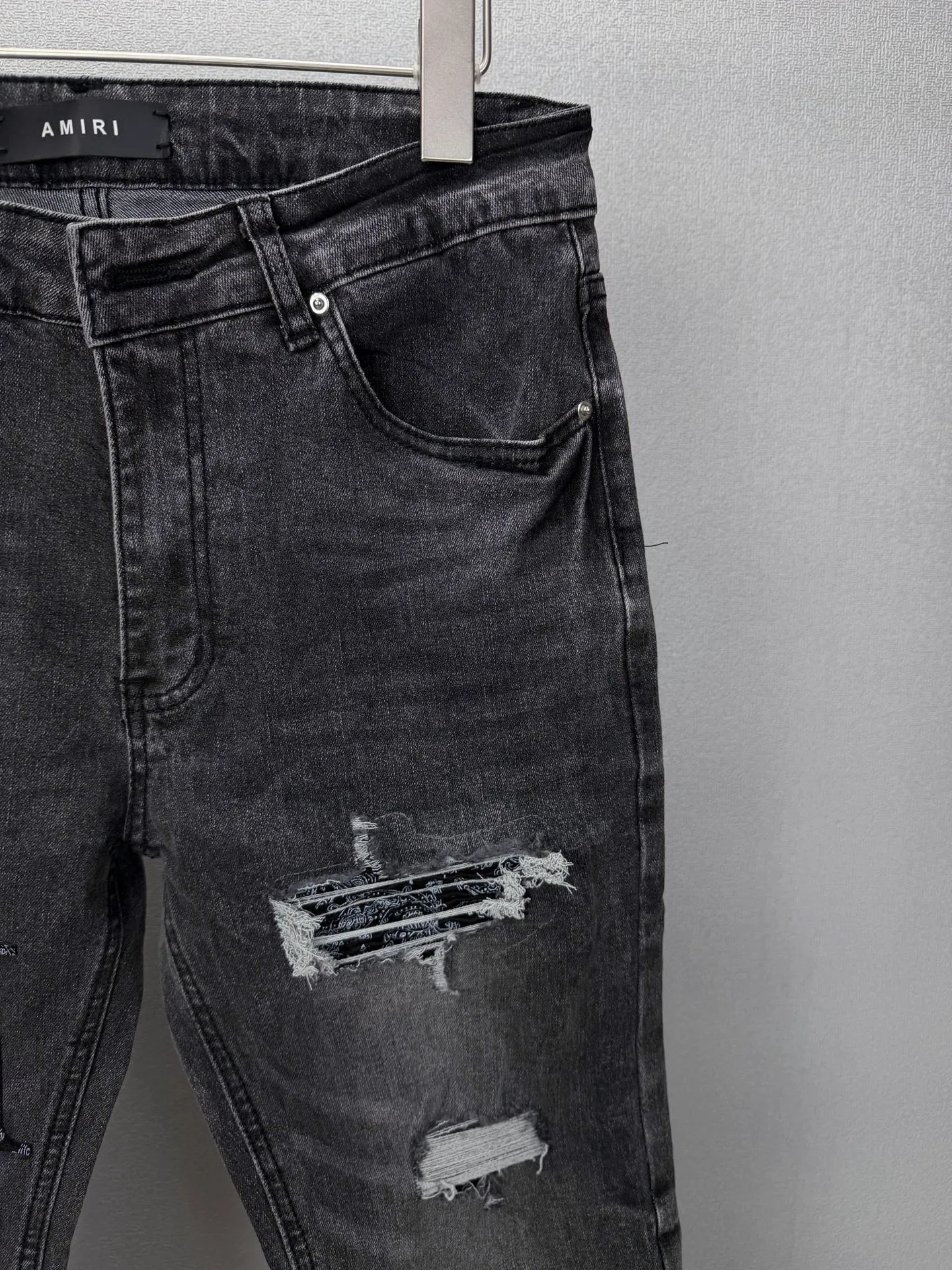 Amiri 2026 New Arrival Patch Embroidered Letter Pattern Patch Couple's Washed Stretch Jeans High Version High Version Top Ceiling Quality Styles with different washed textures are very friendly to people with thin legs and thick legs. The straight and loose version is very flattering to the leg shape. The moderate length that never goes out of style makes it easy to match casually. It is the basic styling foundation for various styles and is a must-have in the wardrobe! The fabric is stiff but also makes the upper body soft without losing texture. The washing process is even more perfect. It is a must-have item for everyone! ! ! Washed wheat, tag, pants label, three labels complete Color: washed black Size: 28, 30, 32, 34 (four sizes)