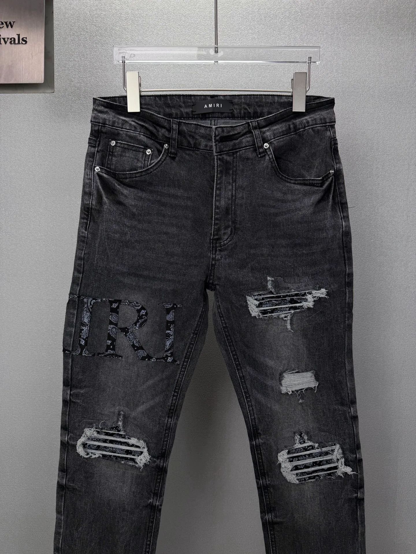 Amiri 2026 New Arrival Patch Embroidered Letter Pattern Patch Couple's Washed Stretch Jeans High Version High Version Top Ceiling Quality Styles with different washed textures are very friendly to people with thin legs and thick legs. The straight and loose version is very flattering to the leg shape. The moderate length that never goes out of style makes it easy to match casually. It is the basic styling foundation for various styles and is a must-have in the wardrobe! The fabric is stiff but also makes the upper body soft without losing texture. The washing process is even more perfect. It is a must-have item for everyone! ! ! Washed wheat, tag, pants label, three labels complete Color: washed black Size: 28, 30, 32, 34 (four sizes)