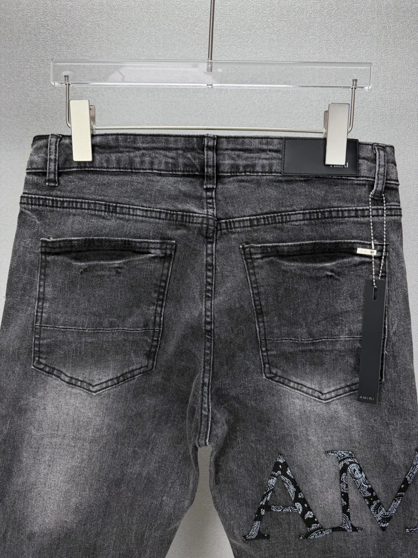 Amiri 2026 New Arrival Patch Embroidered Letter Pattern Patch Couple's Washed Stretch Jeans High Version High Version Top Ceiling Quality Styles with different washed textures are very friendly to people with thin legs and thick legs. The straight and loose version is very flattering to the leg shape. The moderate length that never goes out of style makes it easy to match casually. It is the basic styling foundation for various styles and is a must-have in the wardrobe! The fabric is stiff but also makes the upper body soft without losing texture. The washing process is even more perfect. It is a must-have item for everyone! ! ! Washed wheat, tag, pants label, three labels complete Color: washed black Size: 28, 30, 32, 34 (four sizes)