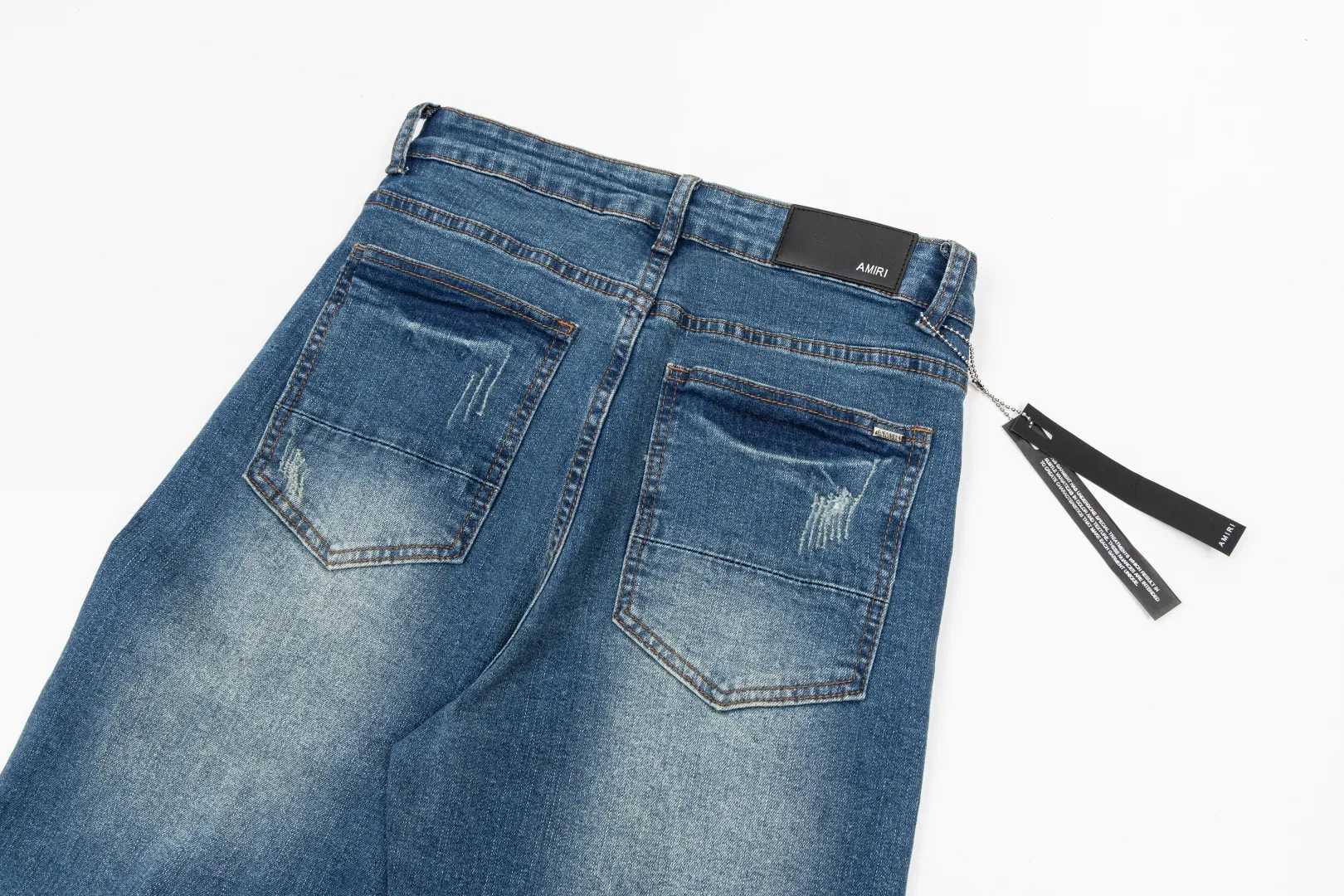 (Top version) AMIRI's new high-luxury heavy-duty stretch washed hole patch high-street fashionable men's and women's couple jeans AMIRI's family uses organic long-staple cotton denim fabrics originating in Los Angeles this year! After a pure natural alkaline phosphatase washing process, the special blue Gray tone is noble and high-end. It feels skin-friendly and delicate, and the inner layer is particularly comfortable when touching the skin! The elastic spandex component makes it particularly comfortable for daily activities. The original and rare Premium fabric is a rare find! Details after details! Amiri's New Arrival high street luxury jeans in Los Angeles mall! The front and back pieces have undergone a multi-layered three-dimensional polishing process, giving the upper body a stylish texture! The metal laser embossed MA metal Brown Nappa leather label on the waist is very exquisite! The pockets are also inlaid with tungsten steel metal logos, and the interior has exquisite ceiling-level workmanship! Hot sale jeans in Los Angeles counters! Enjoy the quality when you wear it yourself, and the value is high as a gift! Manage any large-scale business occasions and Premium private clubs without stress! Highly recommended to buy! Style number: 2042 Color: Blue Size: 28 30 32 34