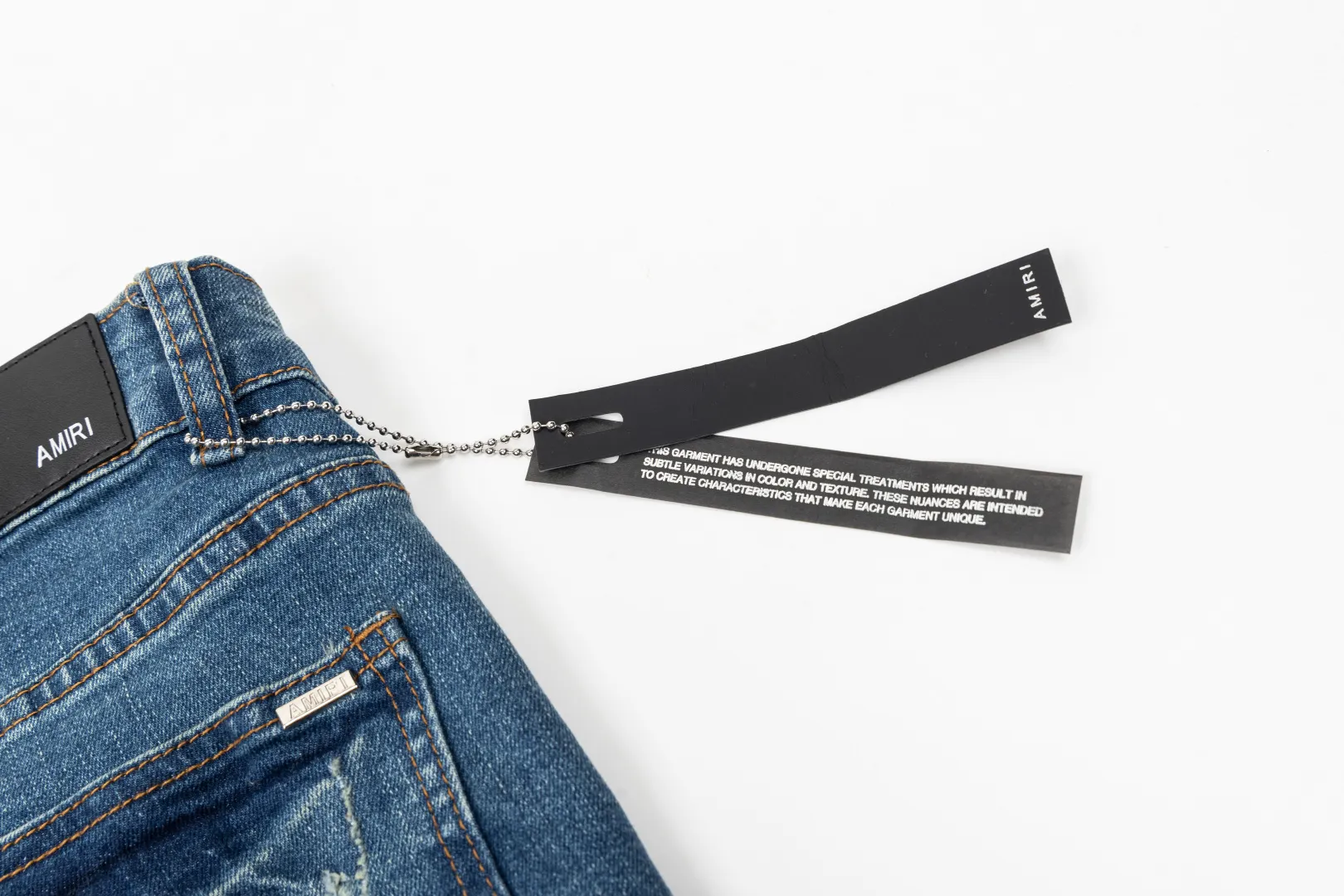 (Top version) AMIRI's new high-luxury heavy-duty stretch washed hole patch high-street fashionable men's and women's couple jeans AMIRI's family uses organic long-staple cotton denim fabrics originating in Los Angeles this year! After a pure natural alkaline phosphatase washing process, the special blue Gray tone is noble and high-end. It feels skin-friendly and delicate, and the inner layer is particularly comfortable when touching the skin! The elastic spandex component makes it particularly comfortable for daily activities. The original and rare Premium fabric is a rare find! Details after details! Amiri's New Arrival high street luxury jeans in Los Angeles mall! The front and back pieces have undergone a multi-layered three-dimensional polishing process, giving the upper body a stylish texture! The metal laser embossed MA metal Brown Nappa leather label on the waist is very exquisite! The pockets are also inlaid with tungsten steel metal logos, and the interior has exquisite ceiling-level workmanship! Hot sale jeans in Los Angeles counters! Enjoy the quality when you wear it yourself, and the value is high as a gift! Manage any large-scale business occasions and Premium private clubs without stress! Highly recommended to buy! Style number: 2042 Color: Blue Size: 28 30 32 34