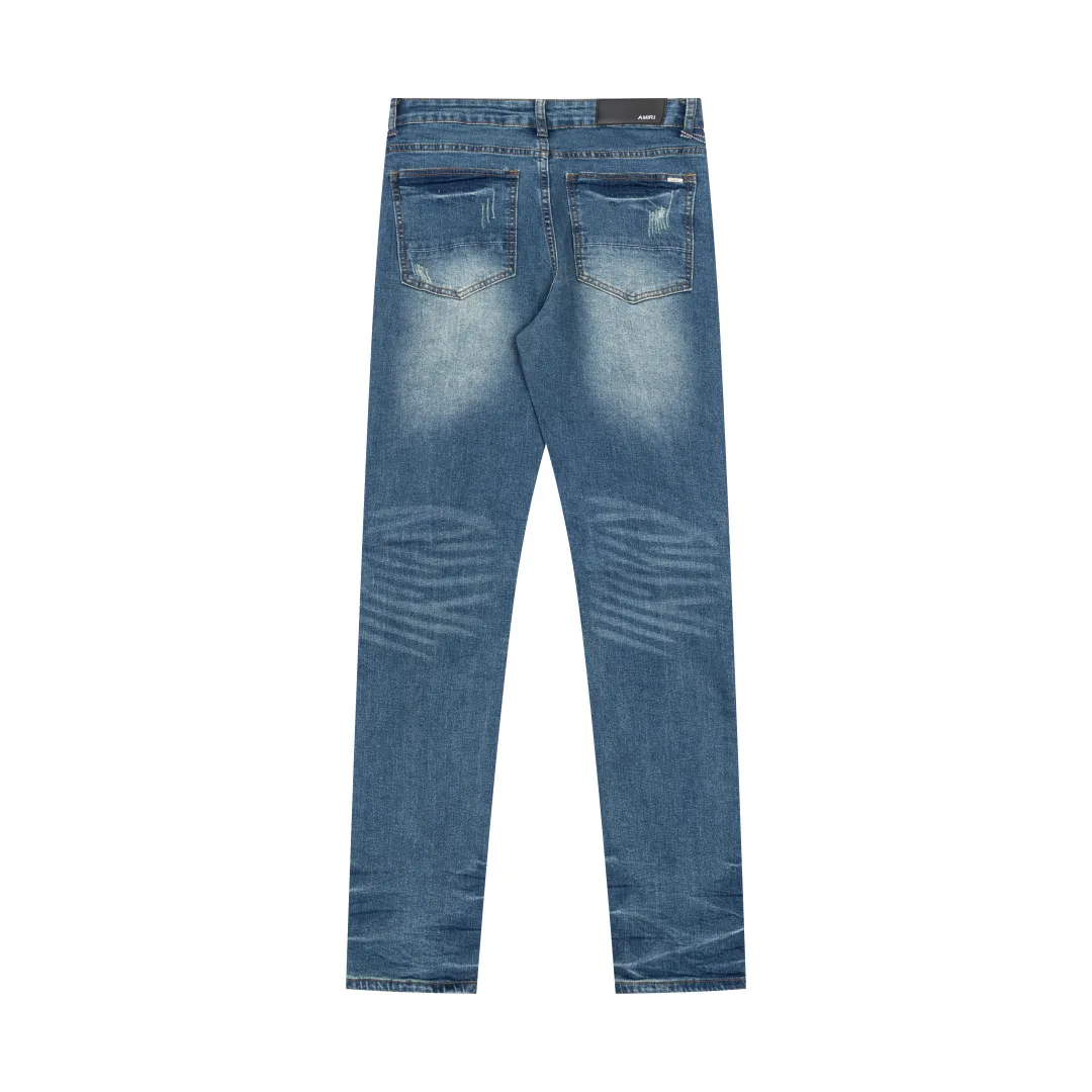 (Top version) AMIRI's new high-luxury heavy-duty stretch washed hole patch high-street fashionable men's and women's couple jeans AMIRI's family uses organic long-staple cotton denim fabrics originating in Los Angeles this year! After a pure natural alkaline phosphatase washing process, the special blue Gray tone is noble and high-end. It feels skin-friendly and delicate, and the inner layer is particularly comfortable when touching the skin! The elastic spandex component makes it particularly comfortable for daily activities. The original and rare Premium fabric is a rare find! Details after details! Amiri's New Arrival high street luxury jeans in Los Angeles mall! The front and back pieces have undergone a multi-layered three-dimensional polishing process, giving the upper body a stylish texture! The metal laser embossed MA metal Brown Nappa leather label on the waist is very exquisite! The pockets are also inlaid with tungsten steel metal logos, and the interior has exquisite ceiling-level workmanship! Hot sale jeans in Los Angeles counters! Enjoy the quality when you wear it yourself, and the value is high as a gift! Manage any large-scale business occasions and Premium private clubs without stress! Highly recommended to buy! Style number: 2042 Color: Blue Size: 28 30 32 34