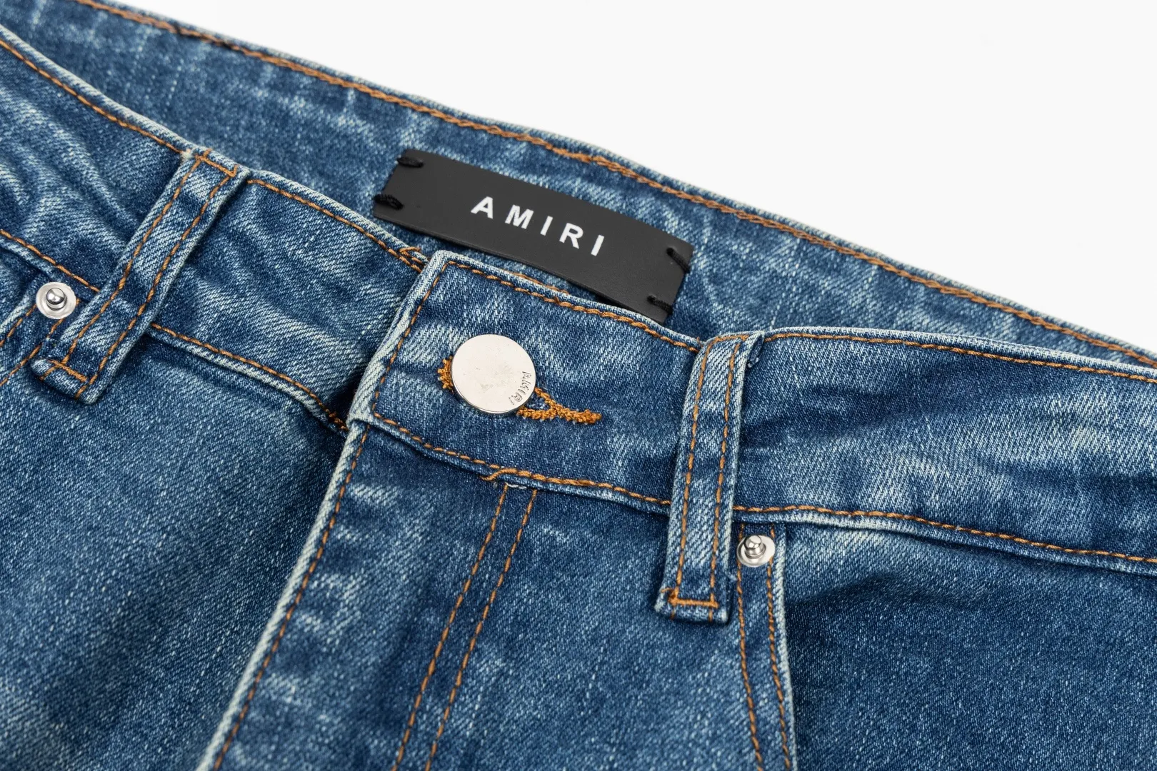 (Top version) AMIRI's new high-luxury heavy-duty stretch washed hole patch high-street fashionable men's and women's couple jeans AMIRI's family uses organic long-staple cotton denim fabrics originating in Los Angeles this year! After a pure natural alkaline phosphatase washing process, the special blue Gray tone is noble and high-end. It feels skin-friendly and delicate, and the inner layer is particularly comfortable when touching the skin! The elastic spandex component makes it particularly comfortable for daily activities. The original and rare Premium fabric is a rare find! Details after details! Amiri's New Arrival high street luxury jeans in Los Angeles mall! The front and back pieces have undergone a multi-layered three-dimensional polishing process, giving the upper body a stylish texture! The metal laser embossed MA metal Brown Nappa leather label on the waist is very exquisite! The pockets are also inlaid with tungsten steel metal logos, and the interior has exquisite ceiling-level workmanship! Hot sale jeans in Los Angeles counters! Enjoy the quality when you wear it yourself, and the value is high as a gift! Manage any large-scale business occasions and Premium private clubs without stress! Highly recommended to buy! Style number: 2042 Color: Blue Size: 28 30 32 34